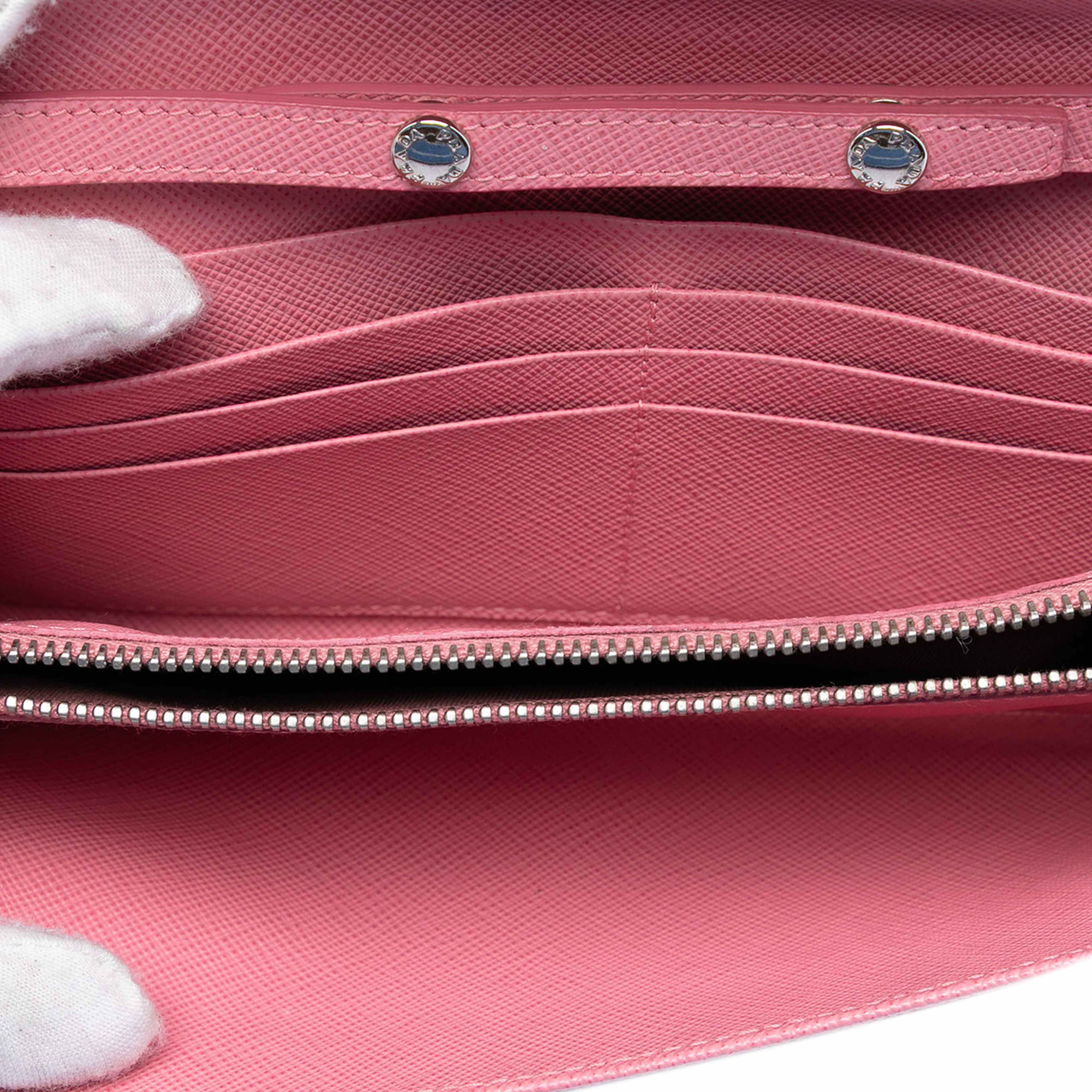 Prada Saffiano Wallet On Chain, från Luxclusif, i färgen light pink. Klicka för att öppna bilden i stort format