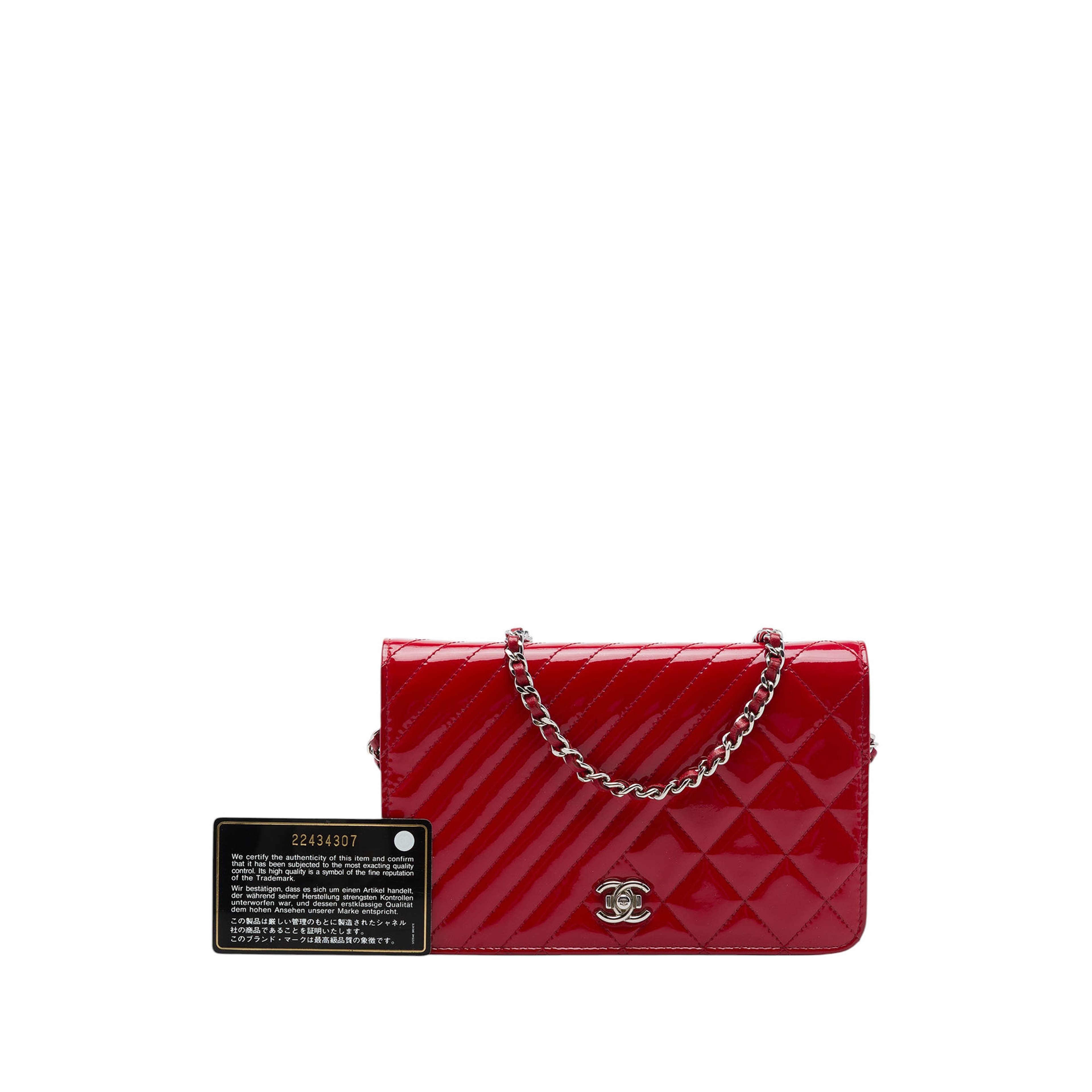 Chanel Quilted Patent Coco Boy Wallet On Chain, från Luxclusif, i färgen röd. Klicka för att öppna bilden i stort format