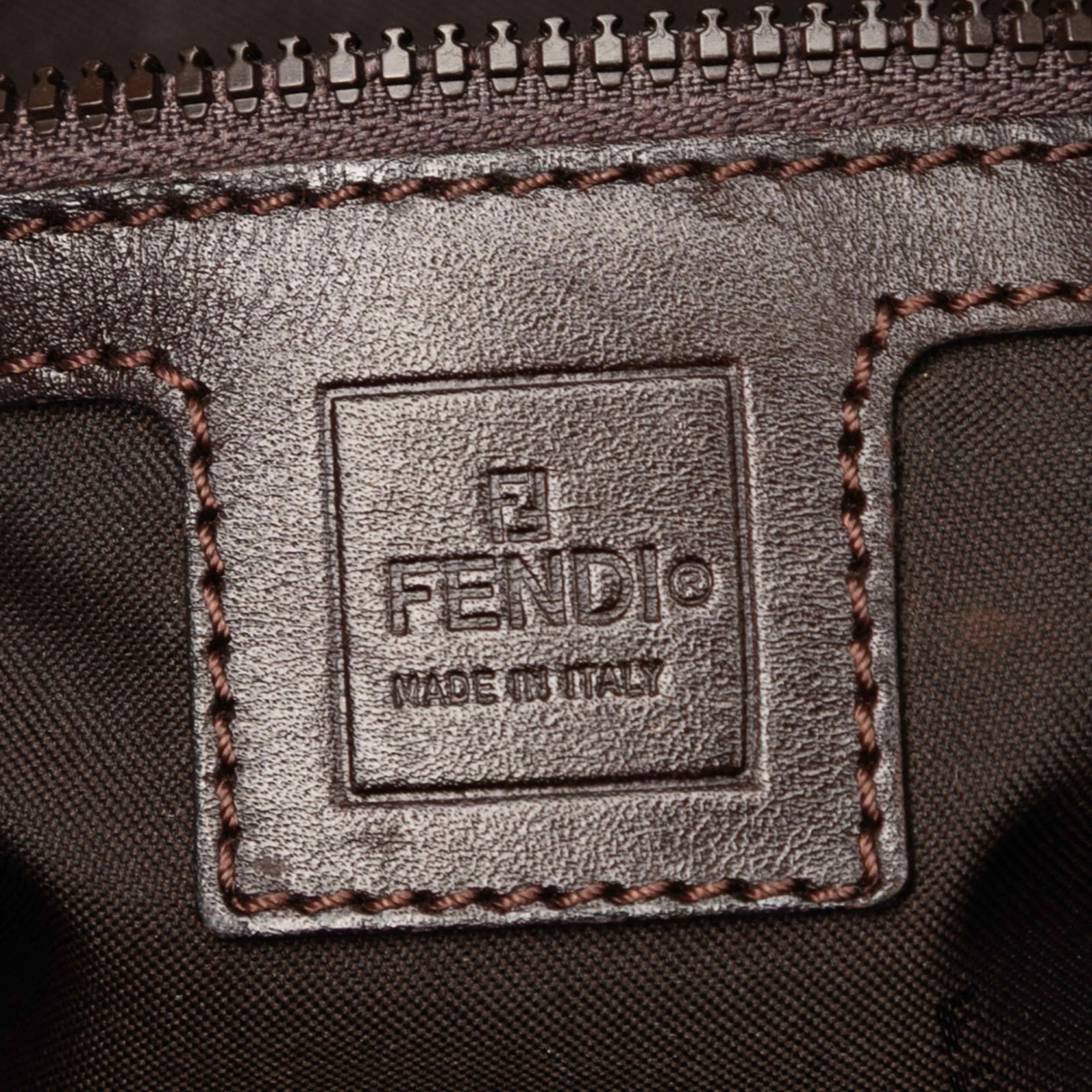 Fendi Zucca Canvas Shoulder Bag, från Luxclusif, i färgen brown. Klicka för att öppna bilden i stort format