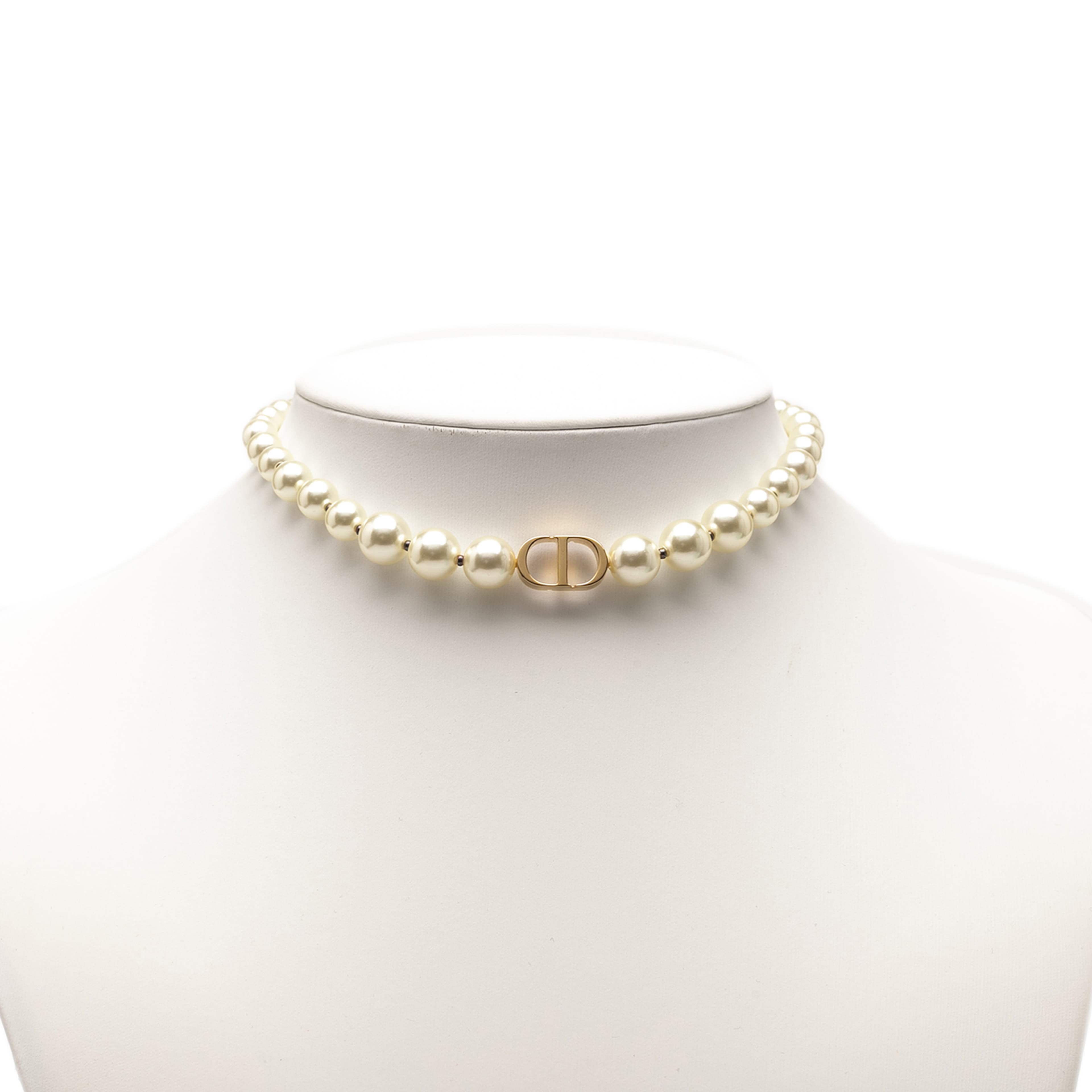 Dior Faux Pearl Gold Plated Cd 30 Montaigne Chocker Necklace, från Luxclusif, i färgen pearl. Klicka för att öppna bilden i stort format