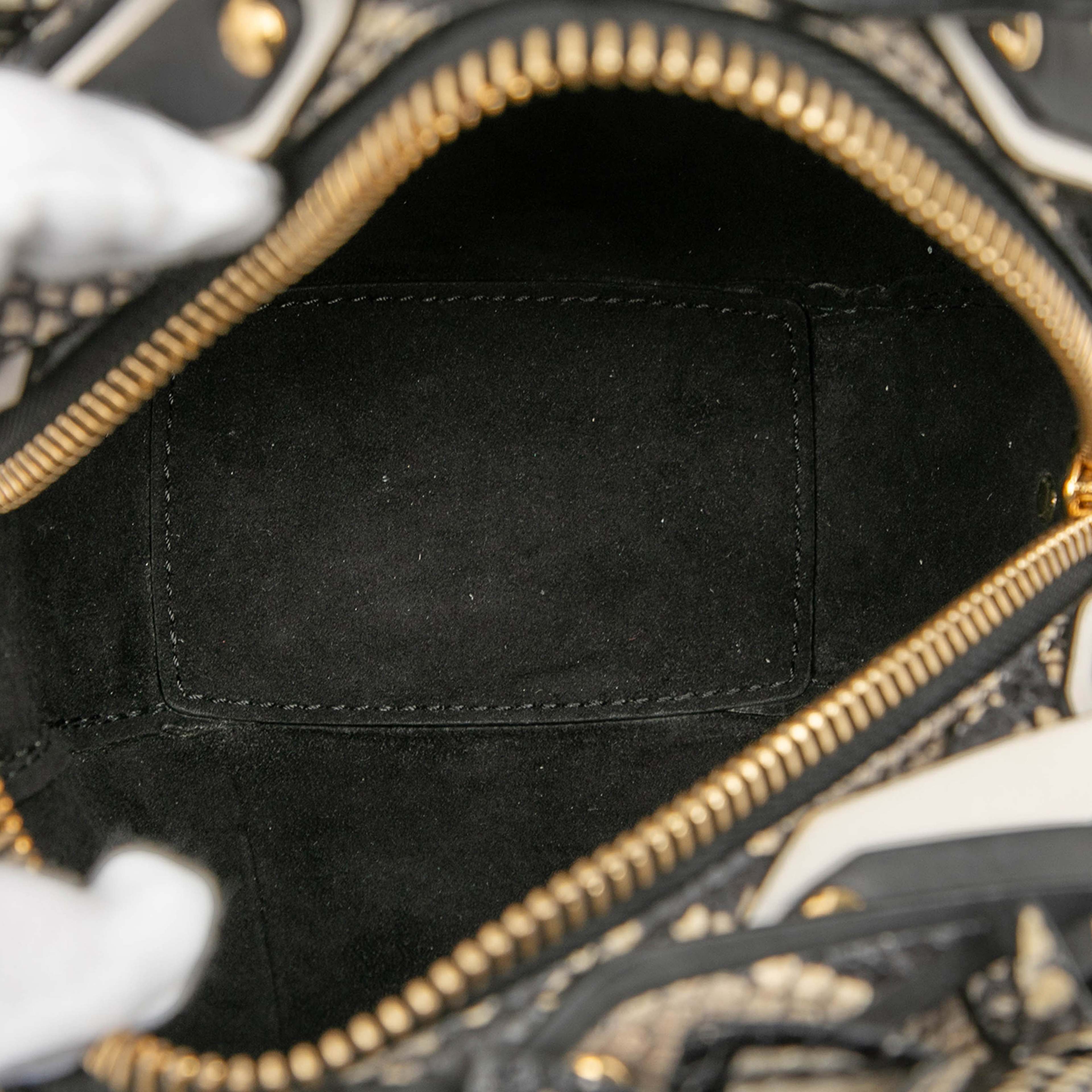 Burberry Croc Embossed Pallas Helmet Shoulder Bag, från Luxclusif, i färgen white. Klicka för att öppna bilden i stort format