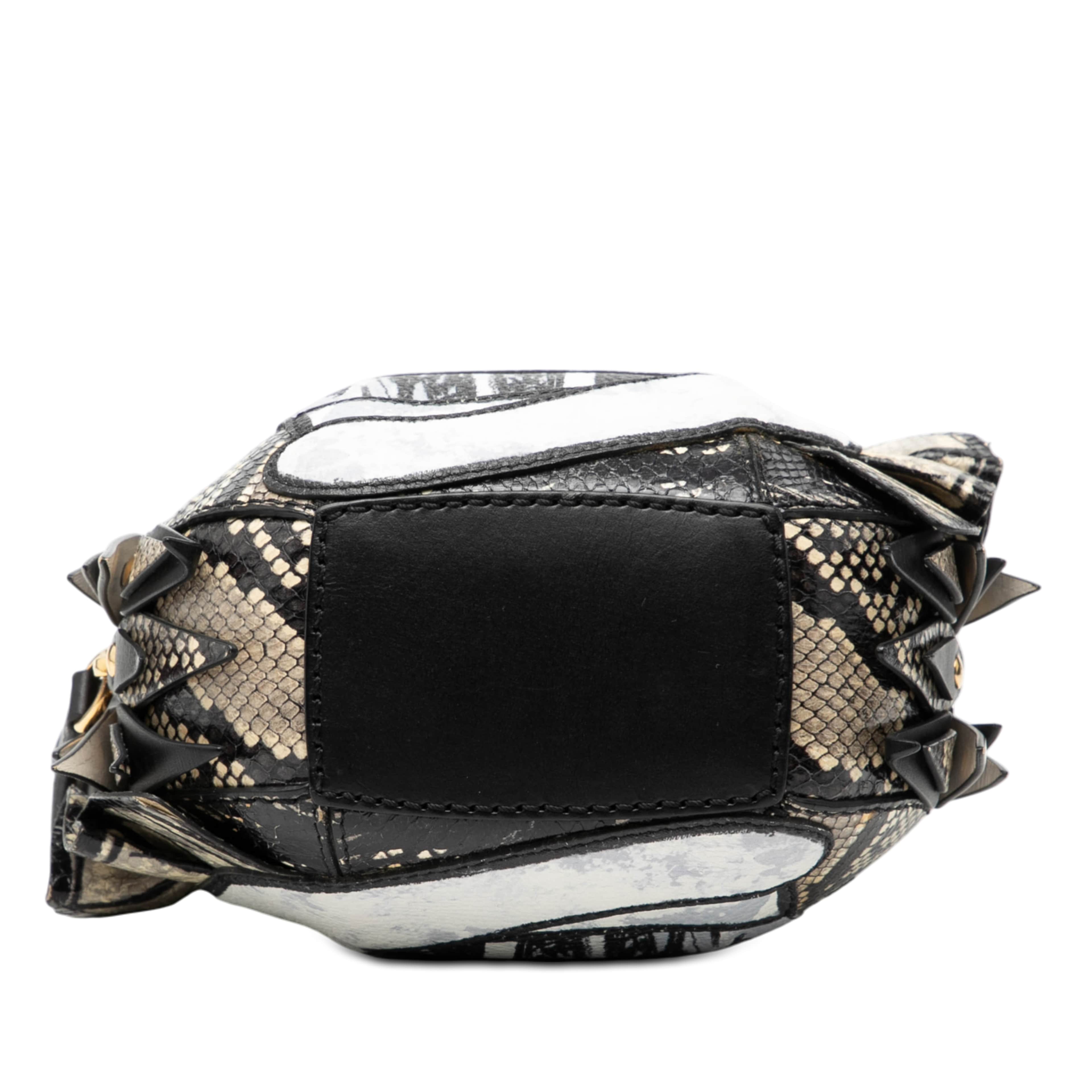 Burberry Croc Embossed Pallas Helmet Shoulder Bag, från Luxclusif, i färgen white. Klicka för att öppna bilden i stort format