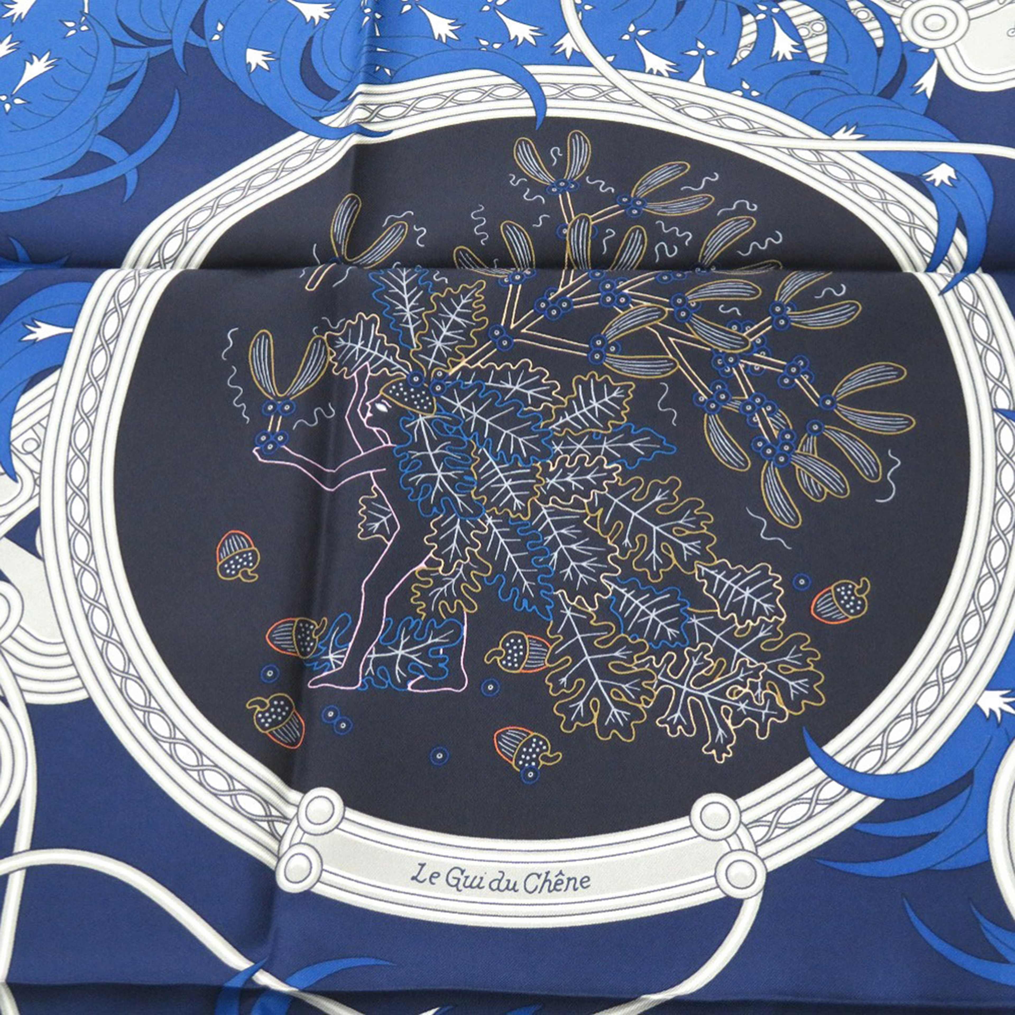 Hermès Legende Brodee Silk Scarf, från Luxclusif, i färgen blue. Klicka för att öppna bilden i stort format