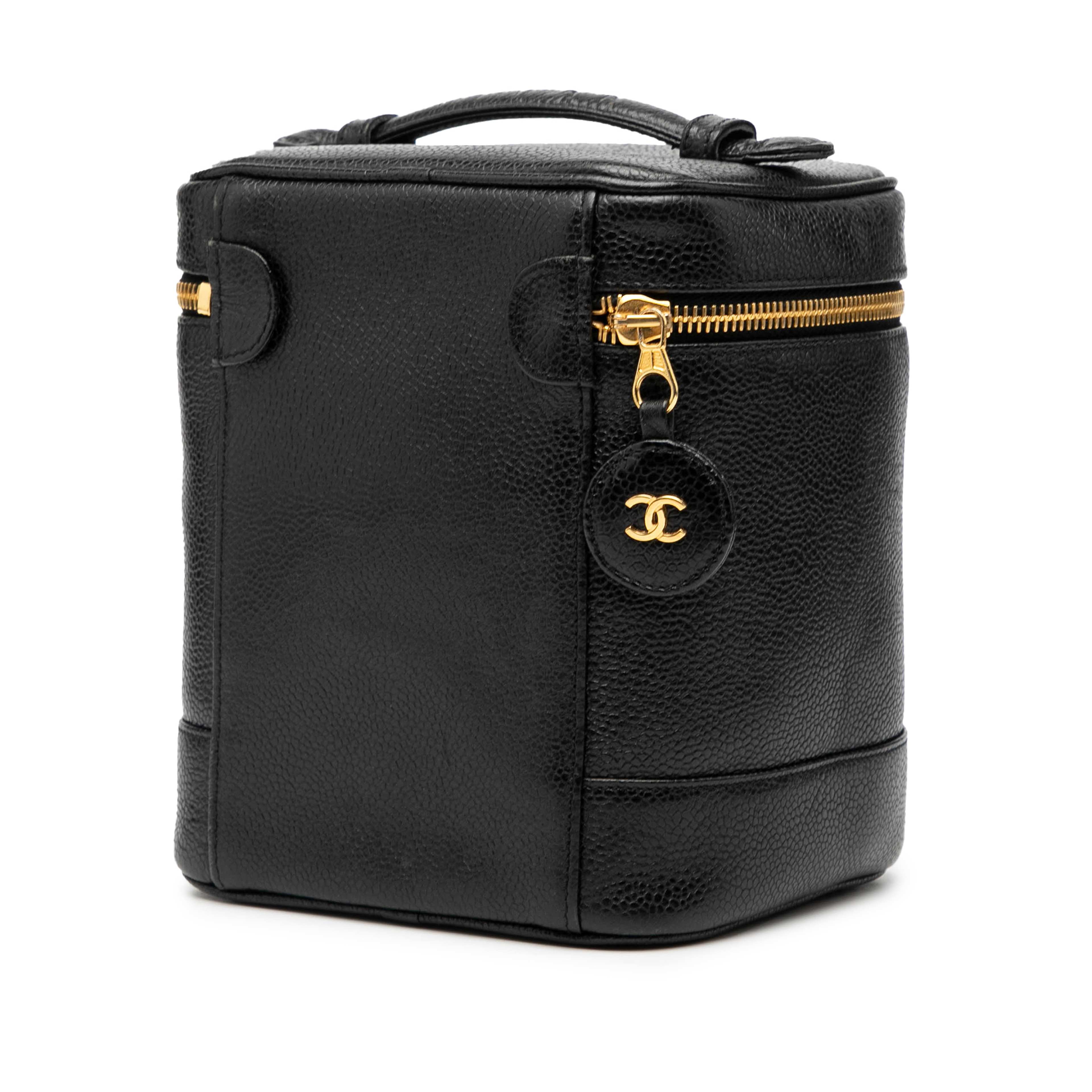 Chanel Cc Caviar Vanity Bag, från Luxclusif, i färgen black. Klicka för att öppna bilden i stort format