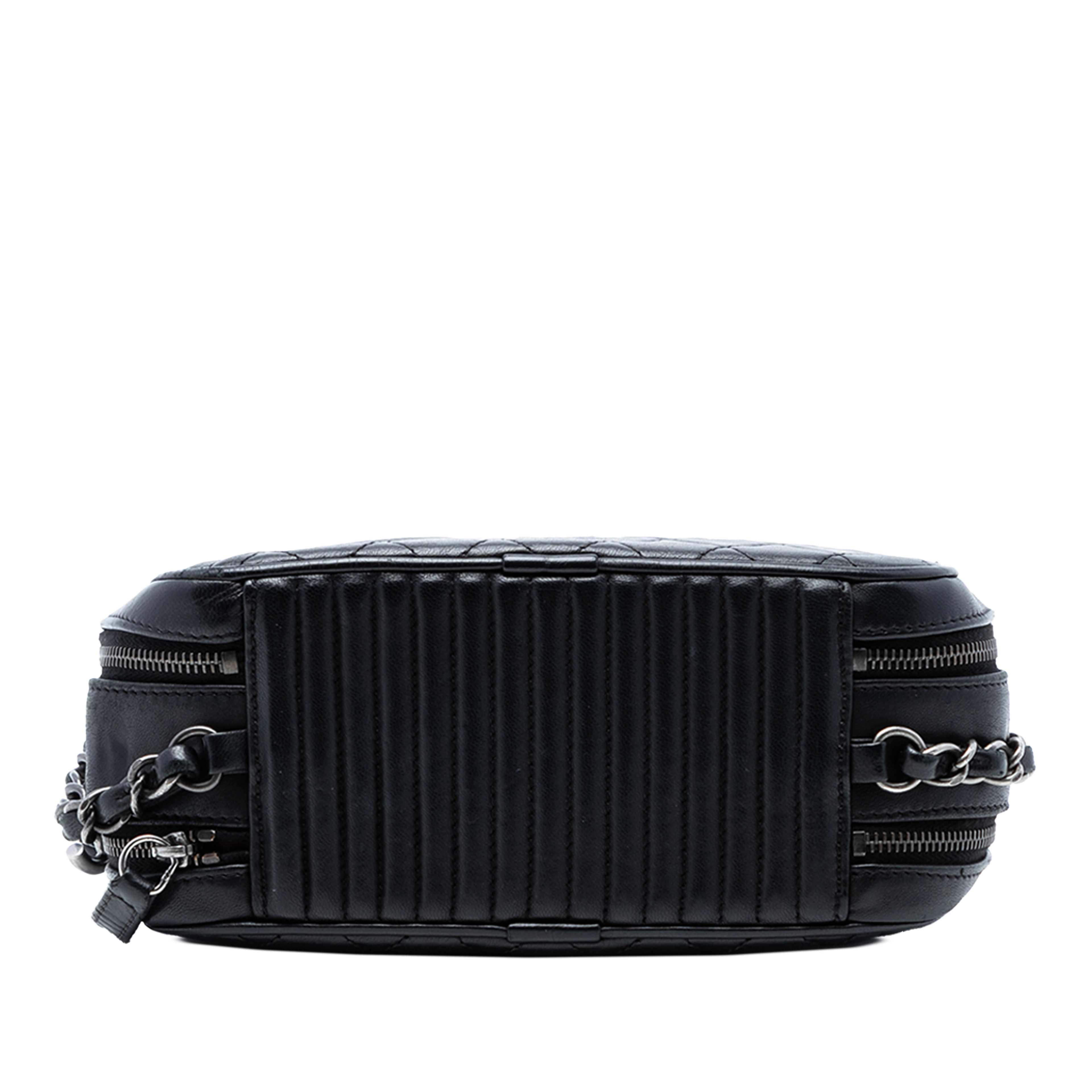 Chanel Mini Quilted Lambskin Coco Boy Camera Bag, från Luxclusif, i färgen black. Klicka för att öppna bilden i stort format
