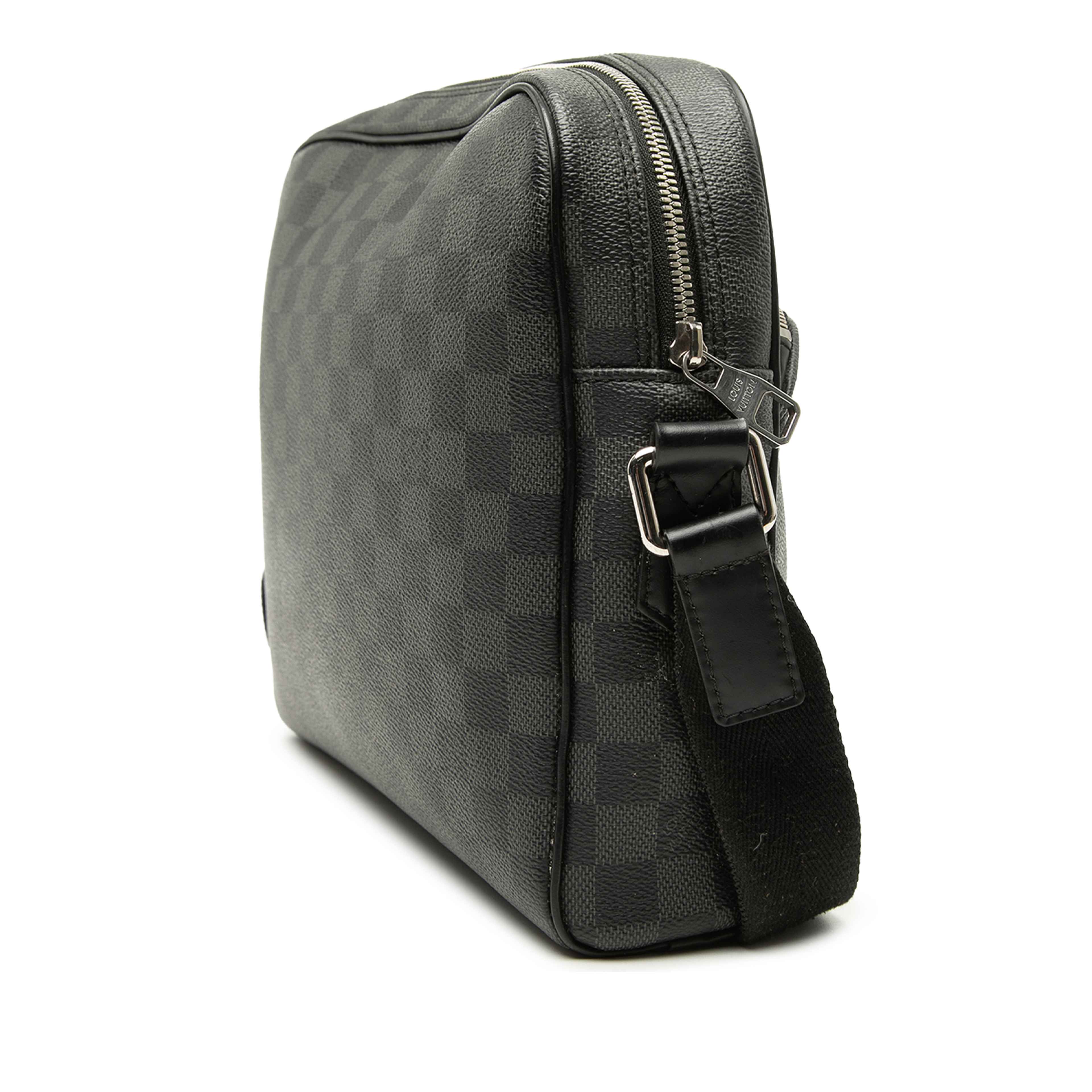 Louis Vuitton Damier Graphite Dayton Reporter Mm, från Luxclusif, i färgen svart. Klicka för att öppna bilden i stort format