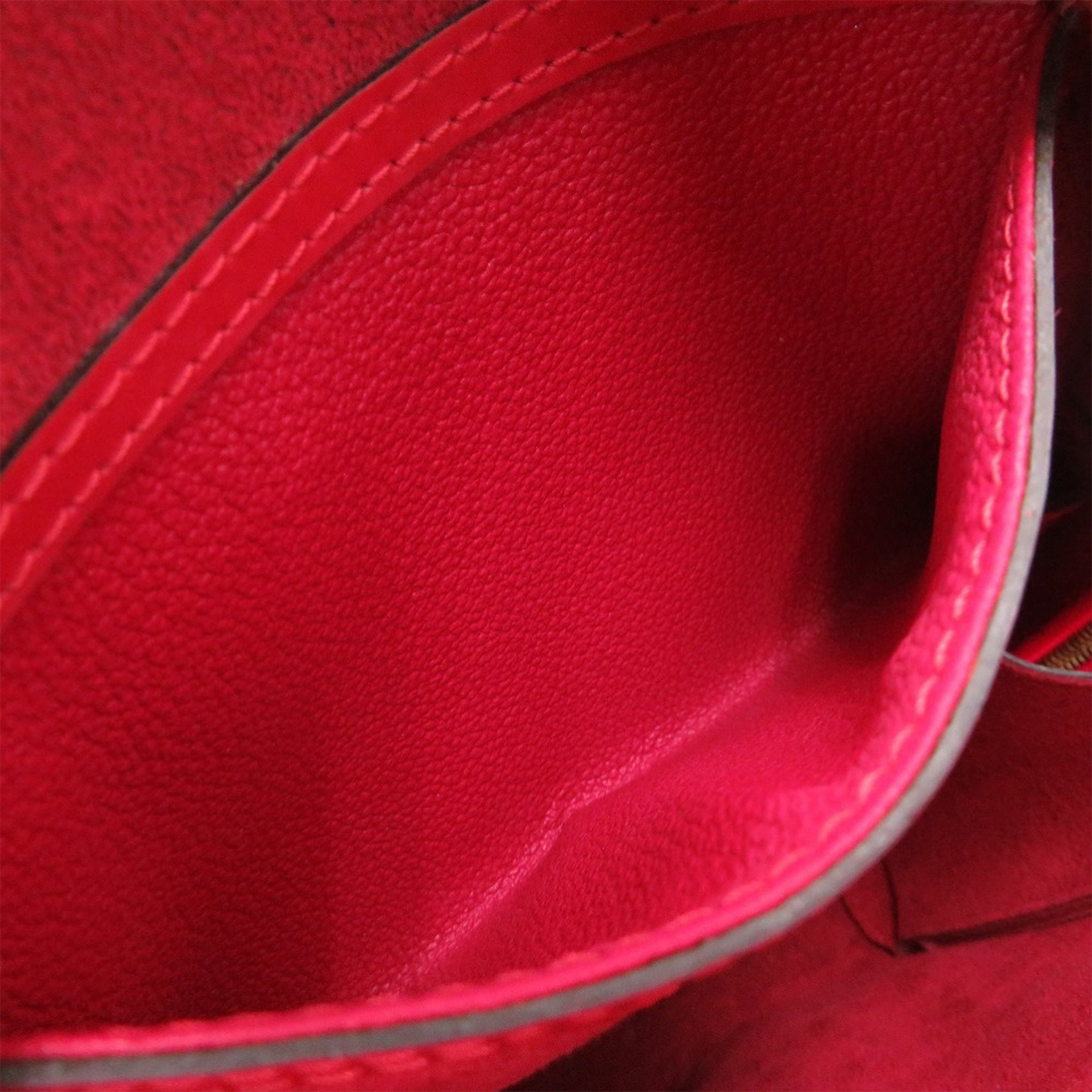 Louis Vuitton Epi Mabillon, från Luxclusif, i färgen red. Klicka för att öppna bilden i stort format
