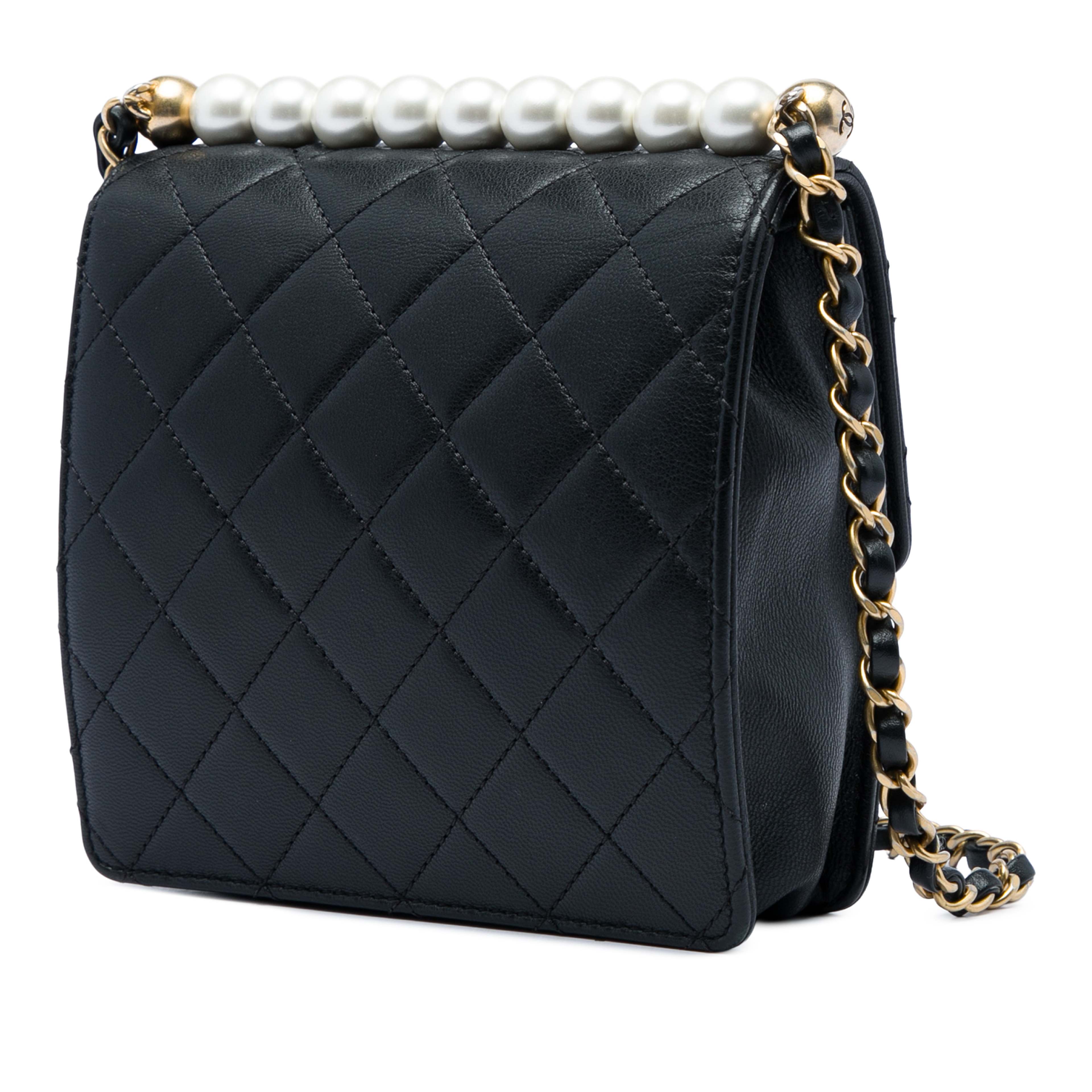 Chanel Small Quilted Goatskin Chic Pearls Flap, från Luxclusif, i färgen svart. Klicka för att öppna bilden i stort format