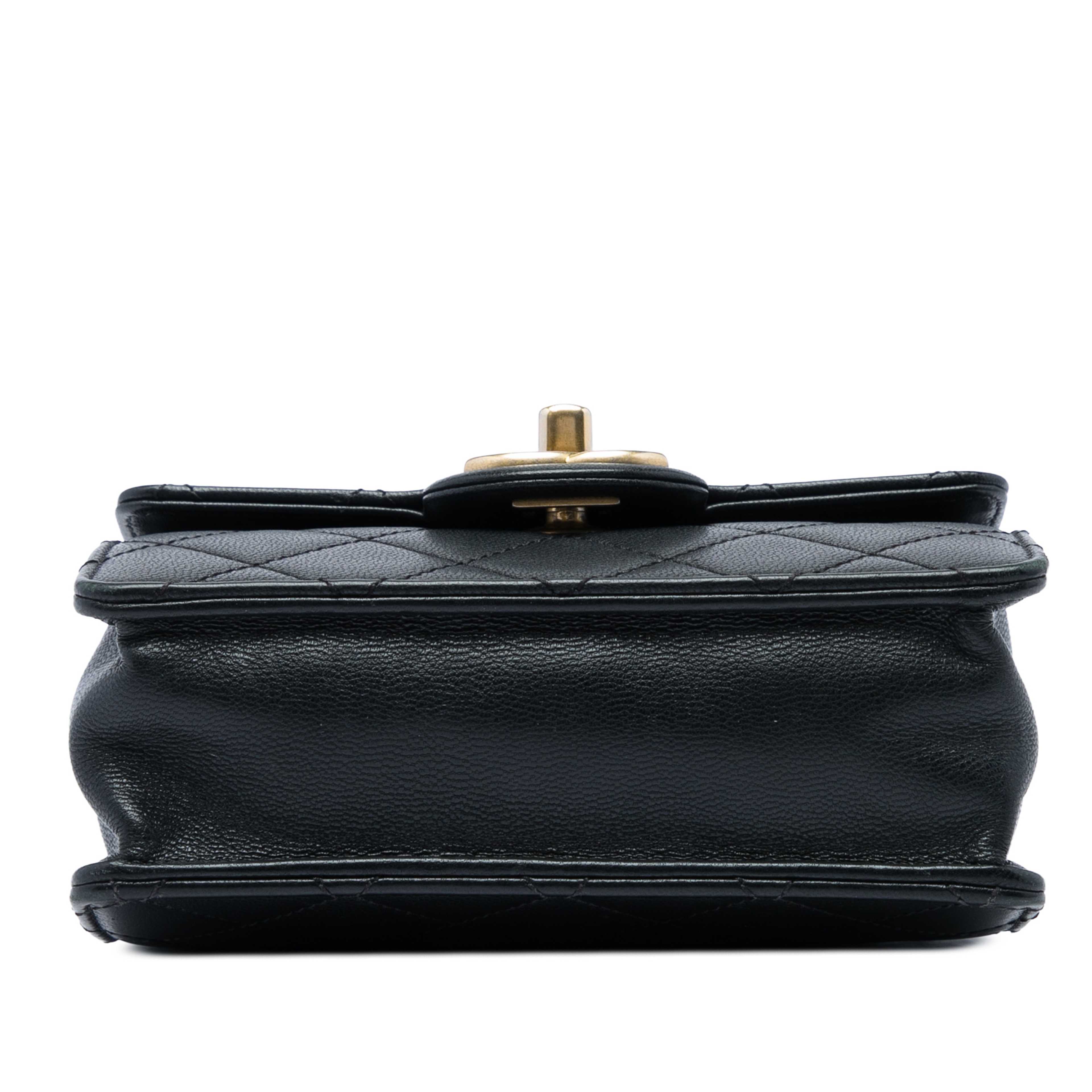 Chanel Small Quilted Goatskin Chic Pearls Flap, från Luxclusif, i färgen svart. Klicka för att öppna bilden i stort format
