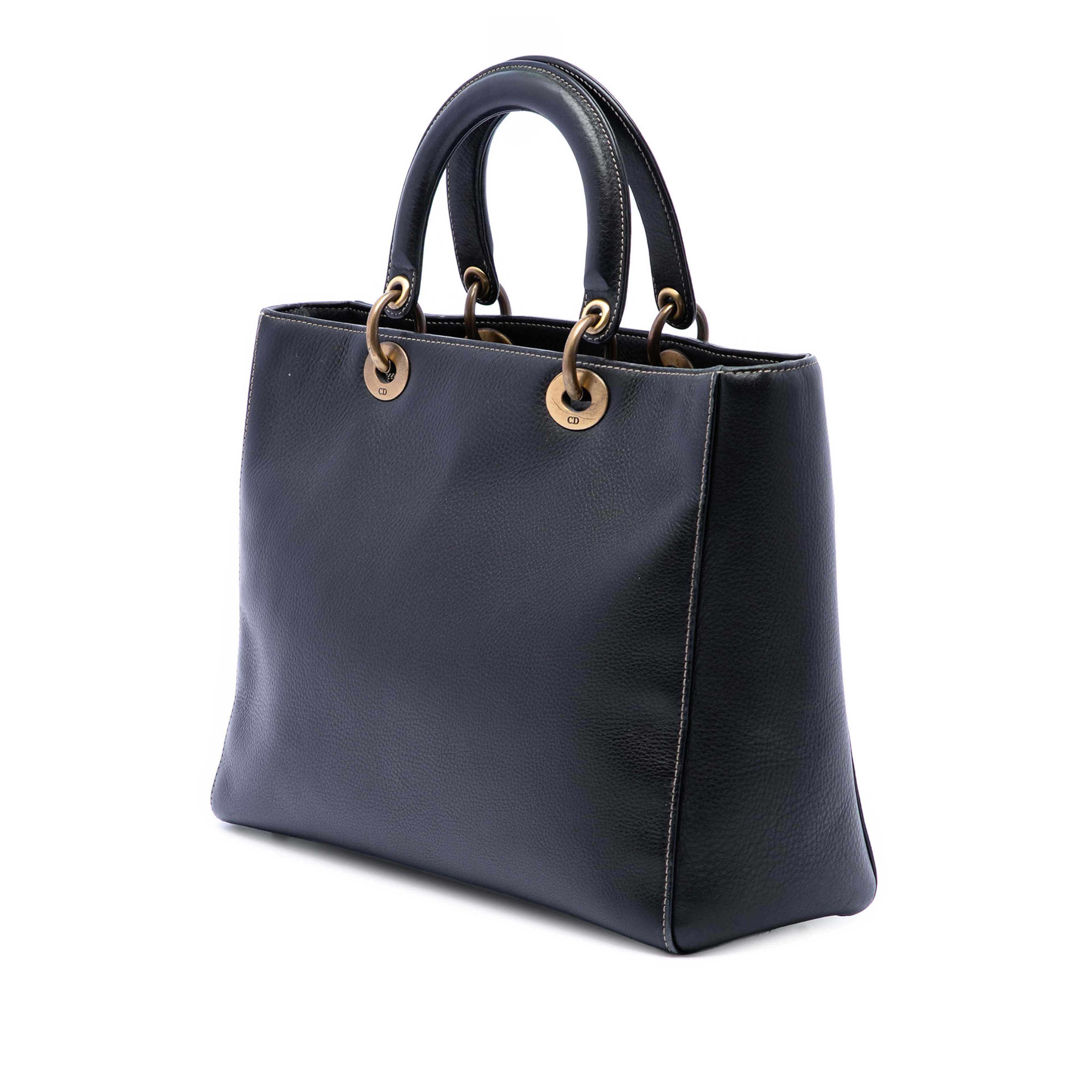 Dior Large Grained Calfskin Lady Dior, från Luxclusif, i färgen svart. Klicka för att öppna bilden i stort format