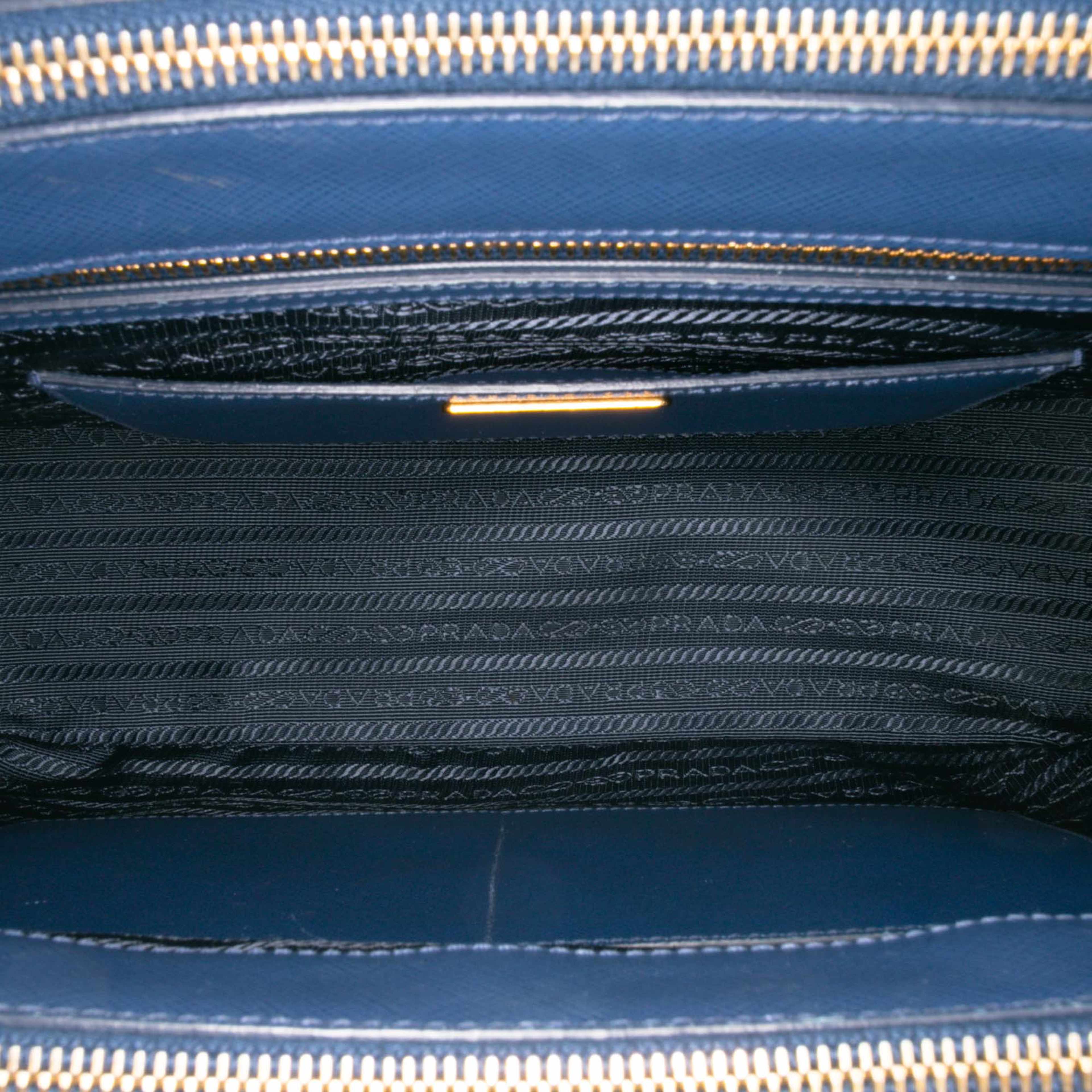 Prada Saffiano Lux Galleria Double Zip Front Pocket Satchel, från Luxclusif, i färgen dark blue. Klicka för att öppna bilden i stort format