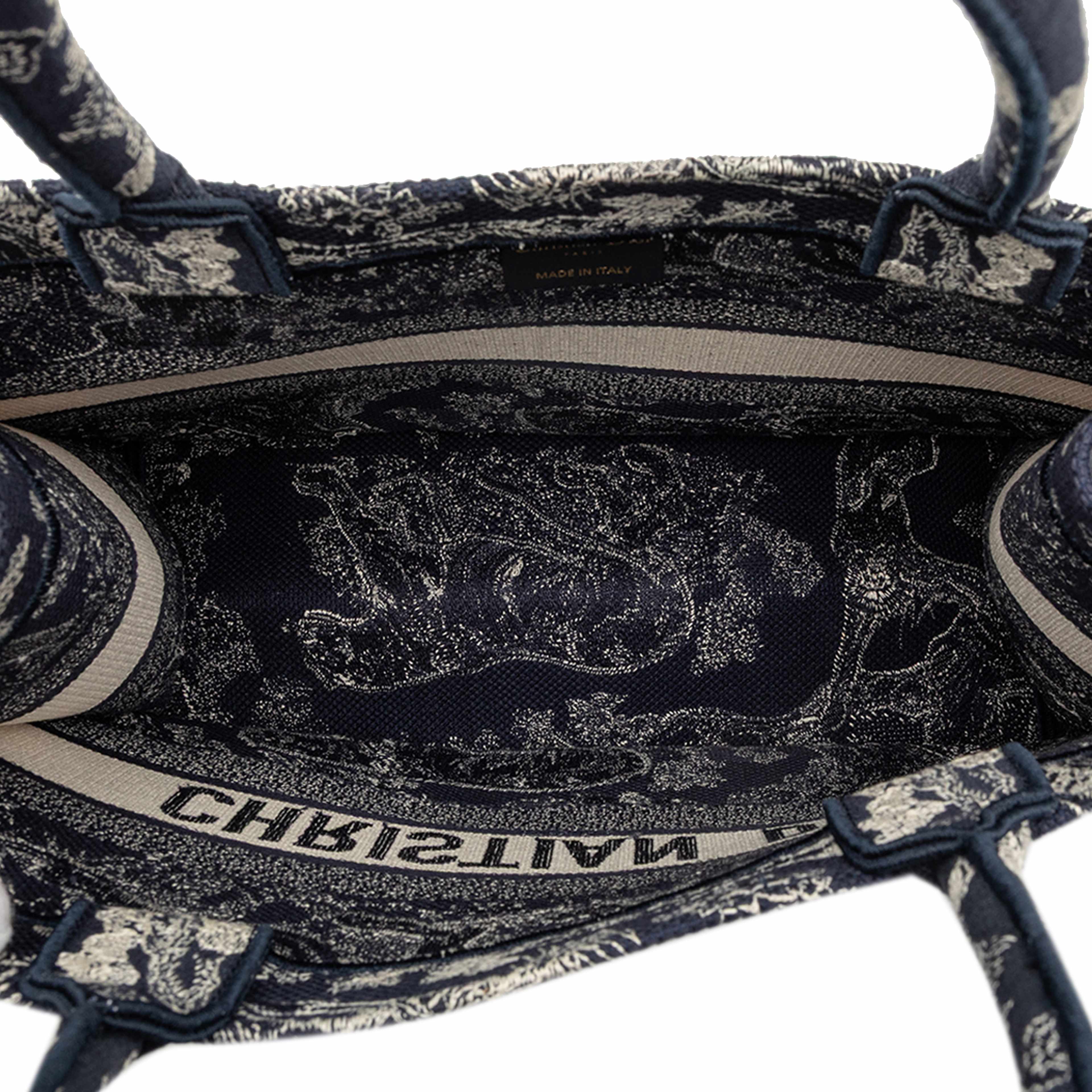Dior Medium Canvas Embroidered Reverse Dioriviera Toile De Jouy Book Tote, från Luxclusif, i färgen navy. Klicka för att öppna bilden i stort format