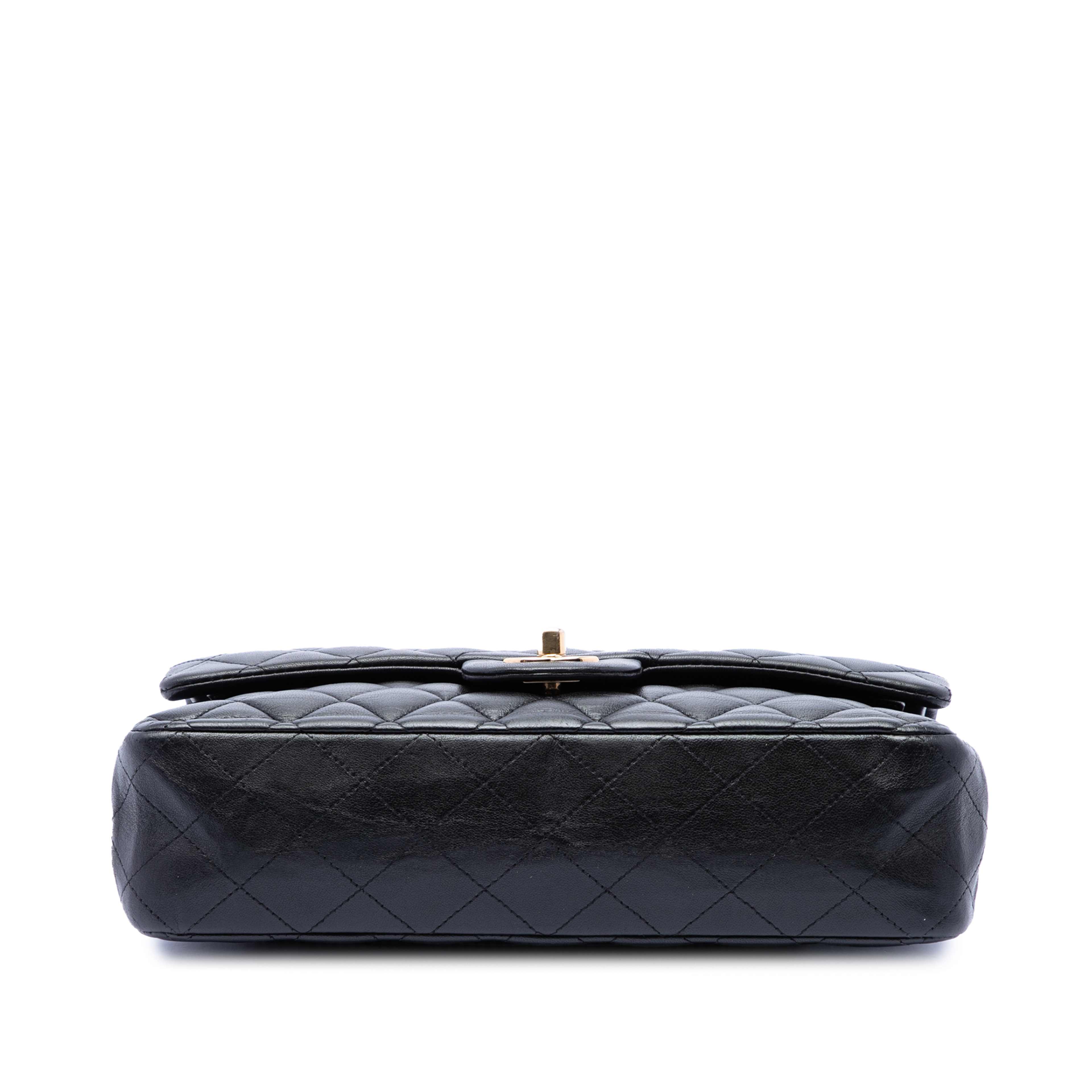 Chanel Medium Classic Lambskin Double Flap, från Luxclusif, i färgen svart. Klicka för att öppna bilden i stort format