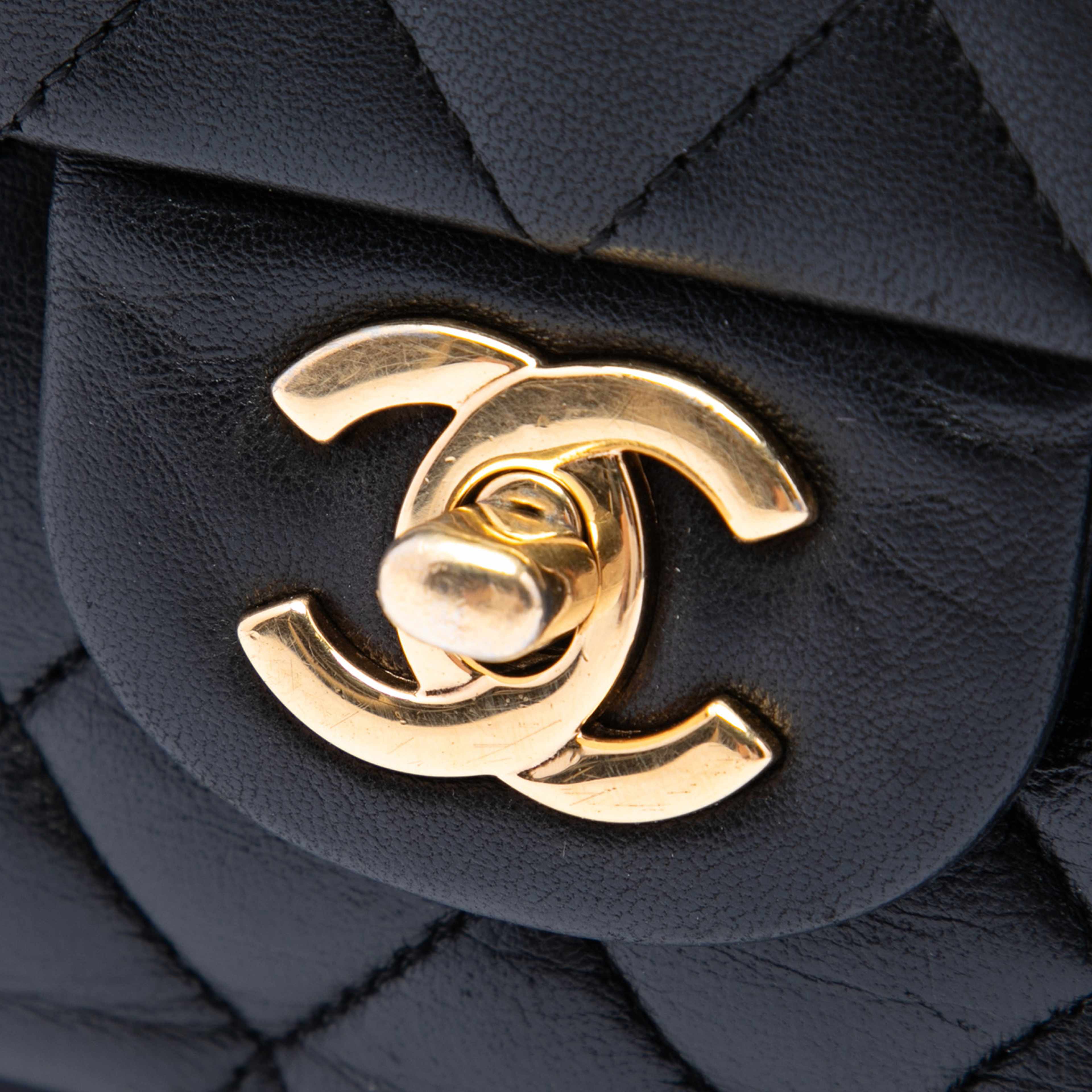 Chanel Medium Classic Lambskin Double Flap, från Luxclusif, i färgen svart. Klicka för att öppna bilden i stort format