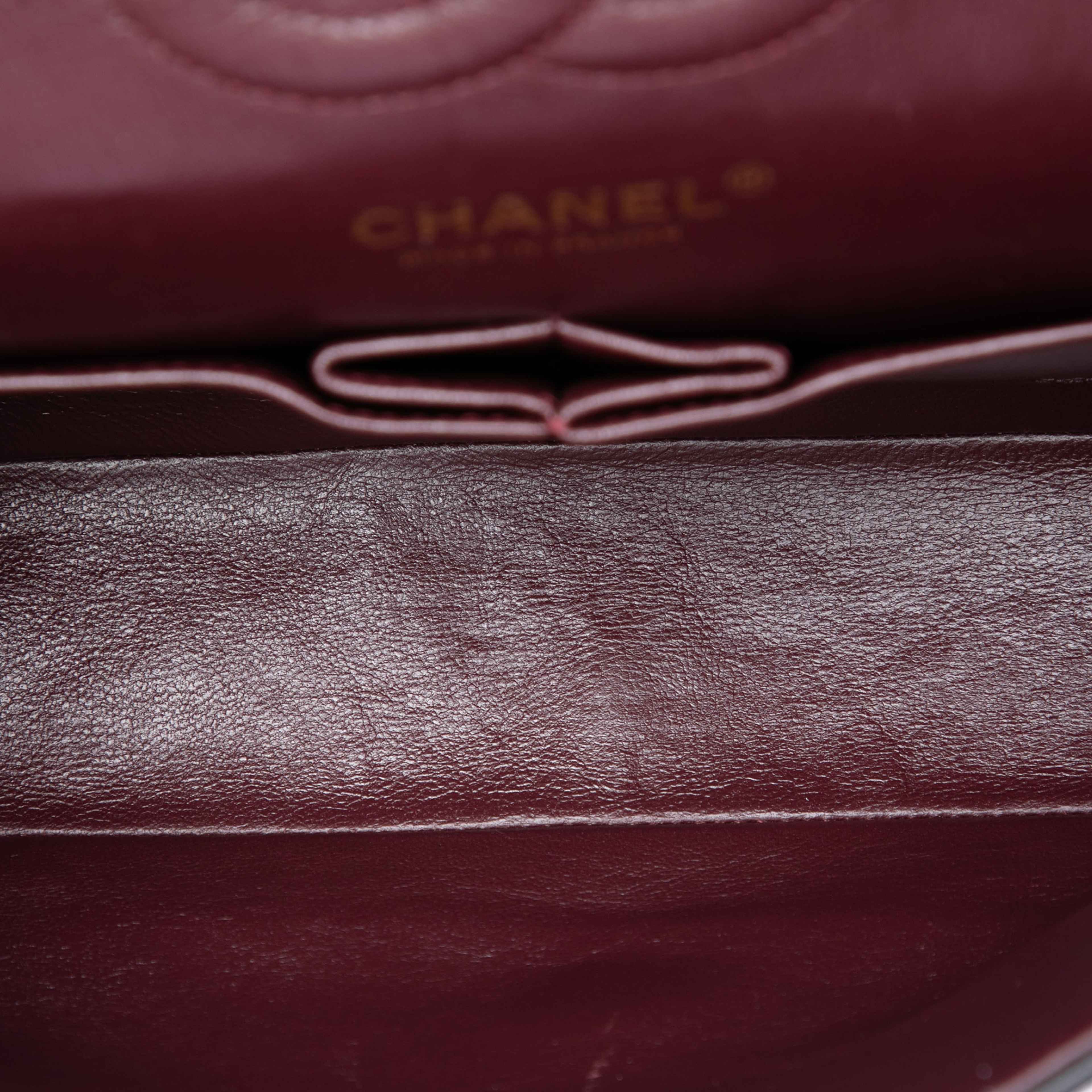 Chanel Medium Classic Lambskin Double Flap, från Luxclusif, i färgen svart. Klicka för att öppna bilden i stort format
