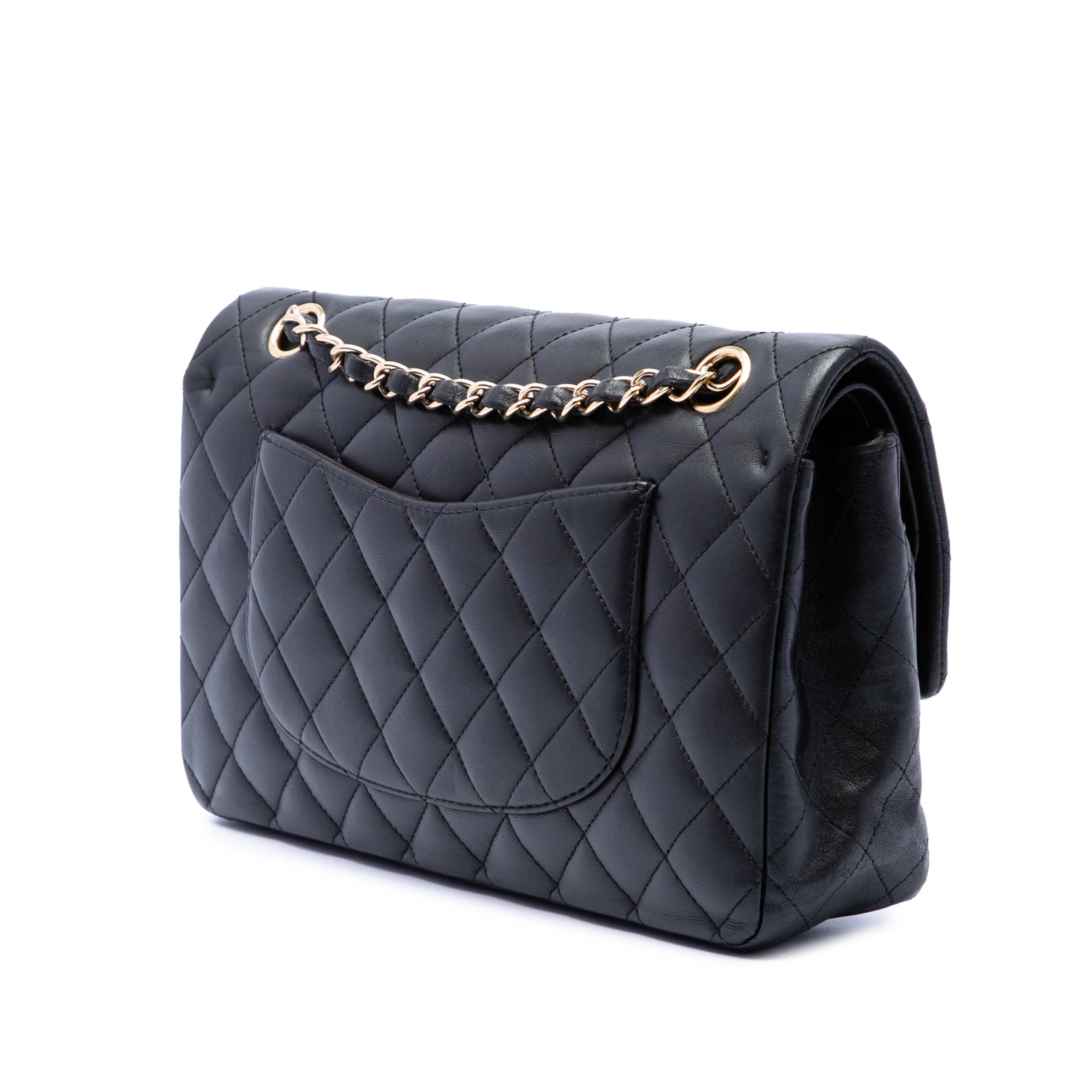 Chanel Medium Classic Lambskin Double Flap, från Luxclusif, i färgen svart. Klicka för att öppna bilden i stort format