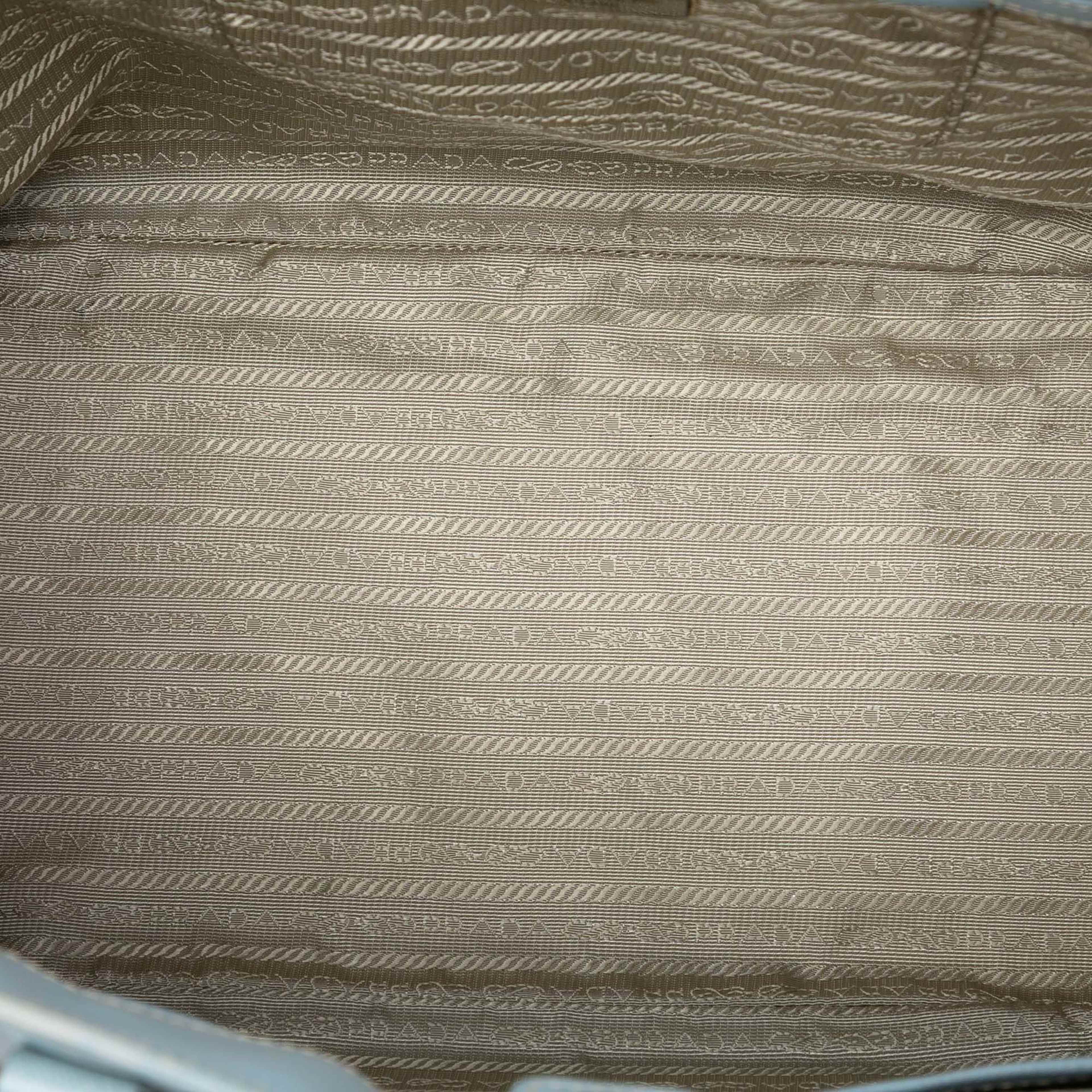 Prada Large Saffiano Lux Galleria Tote, från Luxclusif, i färgen light blue. Klicka för att öppna bilden i stort format