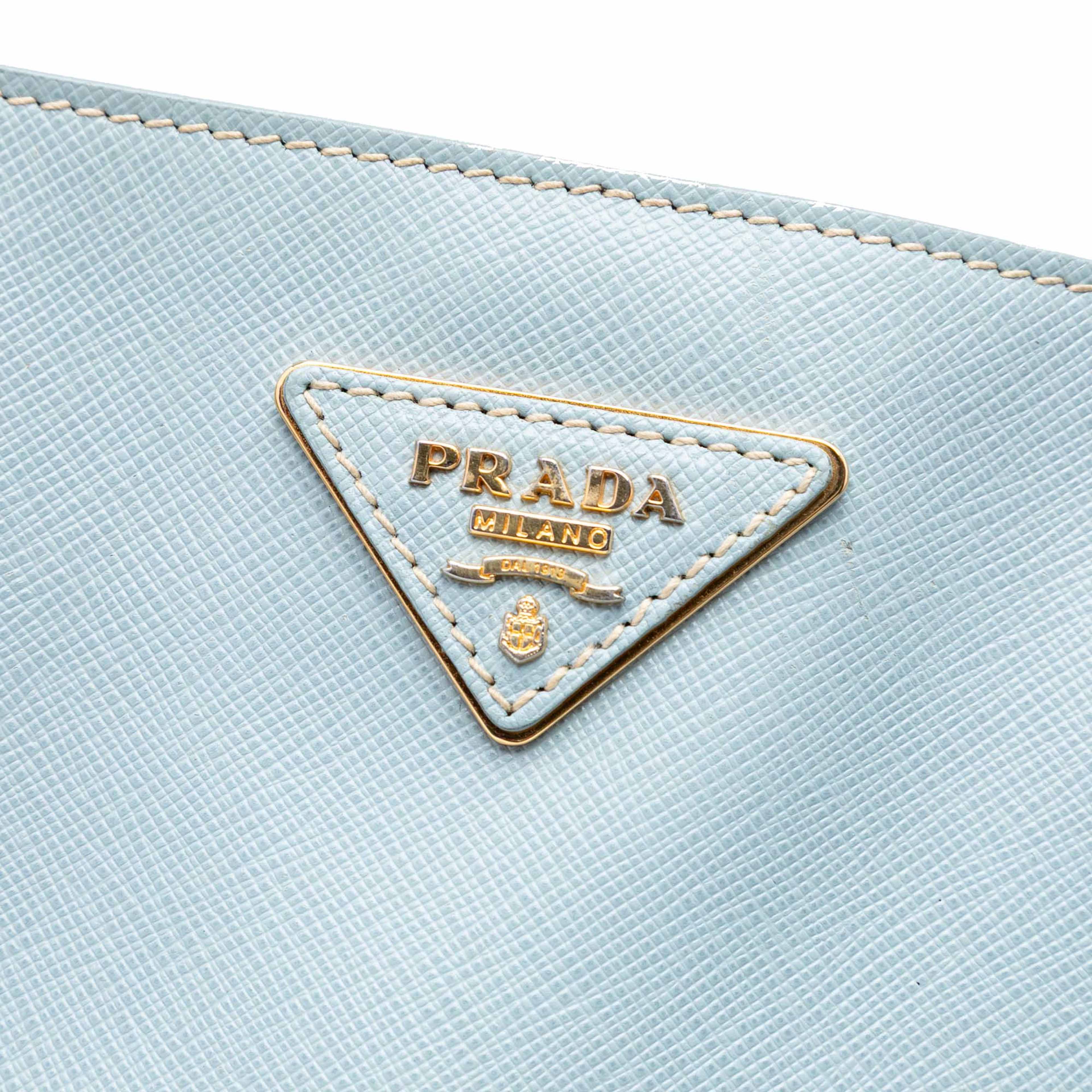 Prada Large Saffiano Lux Galleria Tote, från Luxclusif, i färgen light blue. Klicka för att öppna bilden i stort format