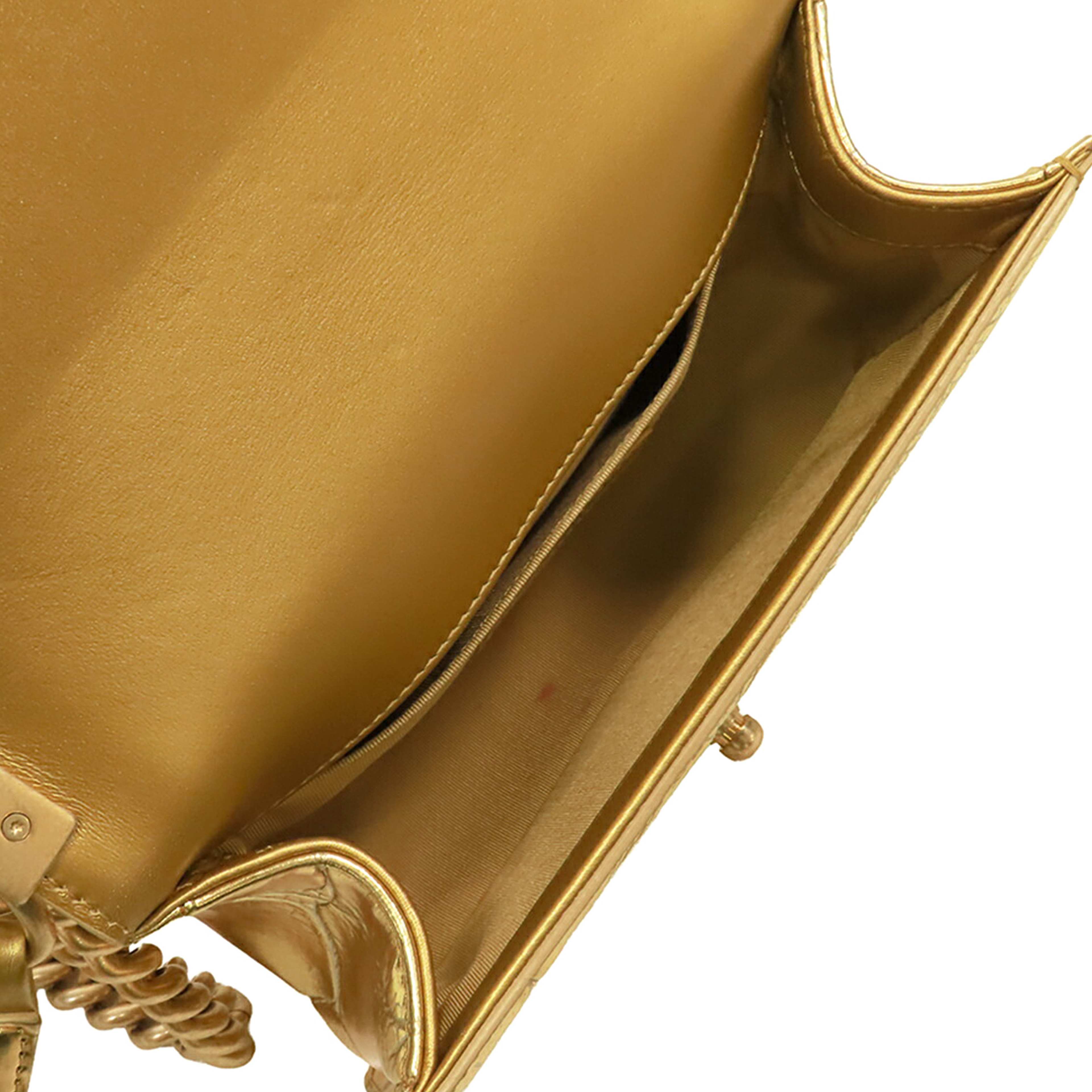 Chanel Small Croc Embossed Leather Graffiti Cocodile Boy Flap, från Luxclusif, i färgen gold. Klicka för att öppna bilden i stort format