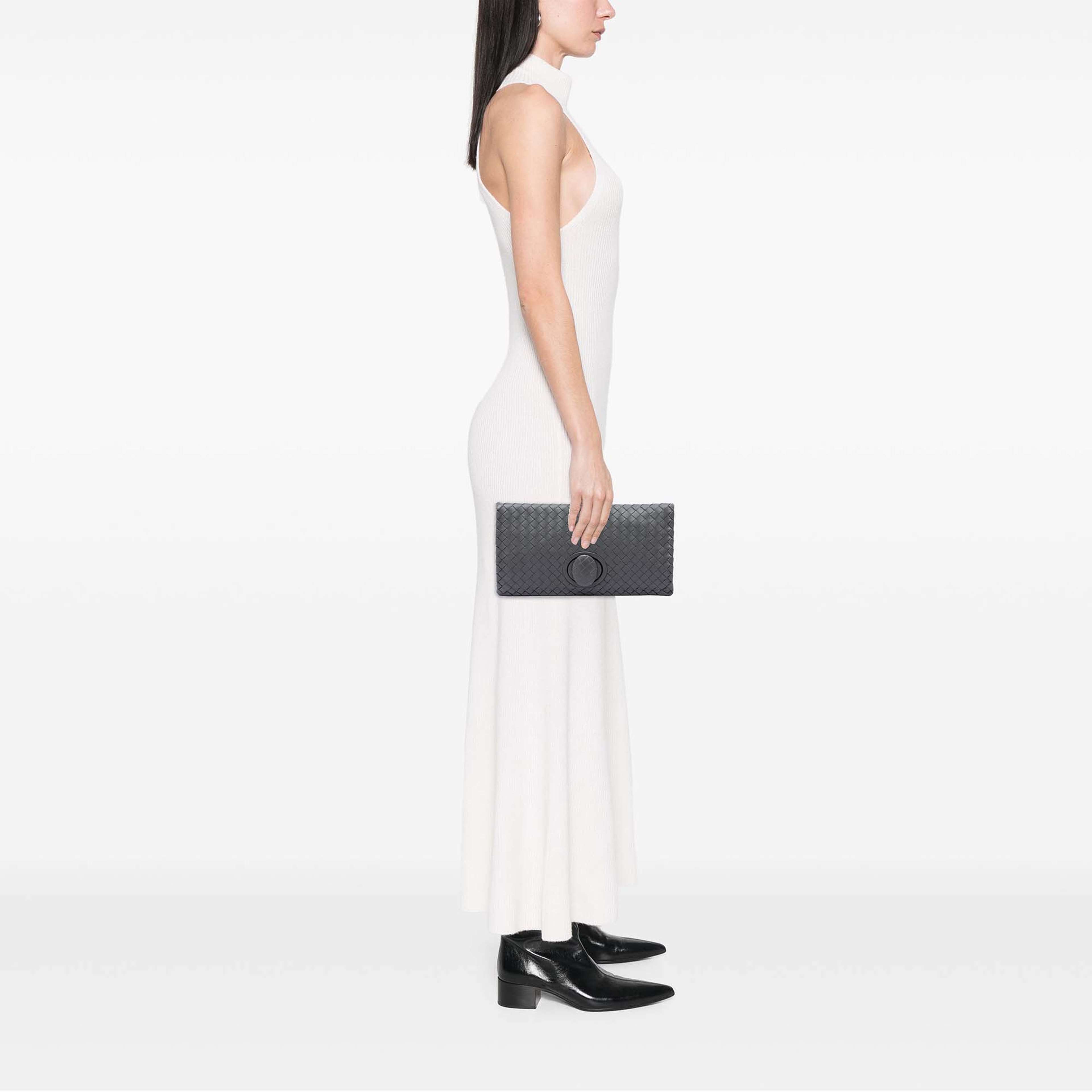 Bottega Veneta Nappa Intrecciato Turn Lock Clutch, från Luxclusif, i färgen grå. Klicka för att öppna bilden i stort format