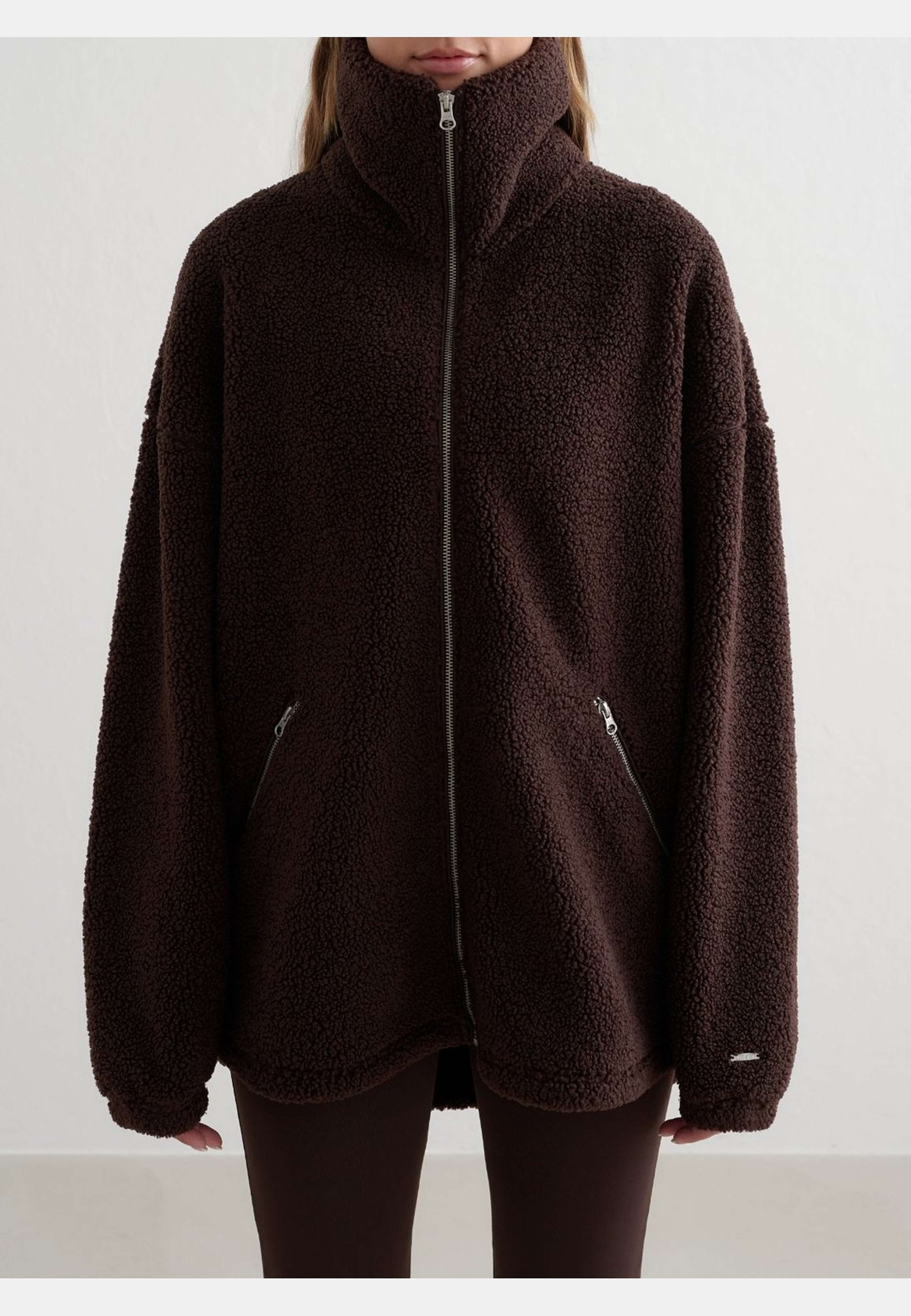 Pile Jacket, från aim'n, i färgen cacao. Klicka för att öppna bilden i stort format