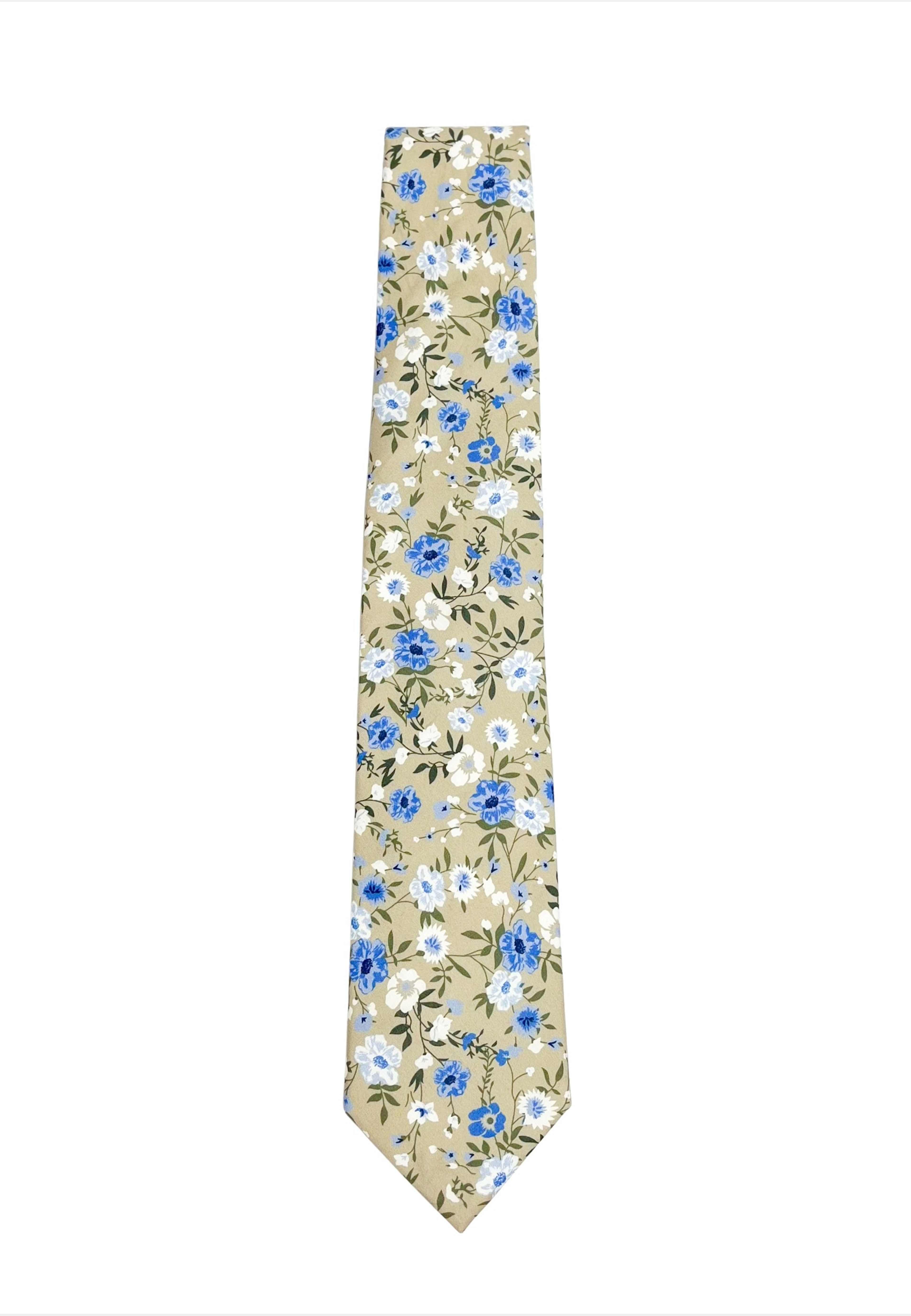 Tie Cotton Floral, från John Henric, i färgen light blue. Klicka för att öppna bilden i stort format