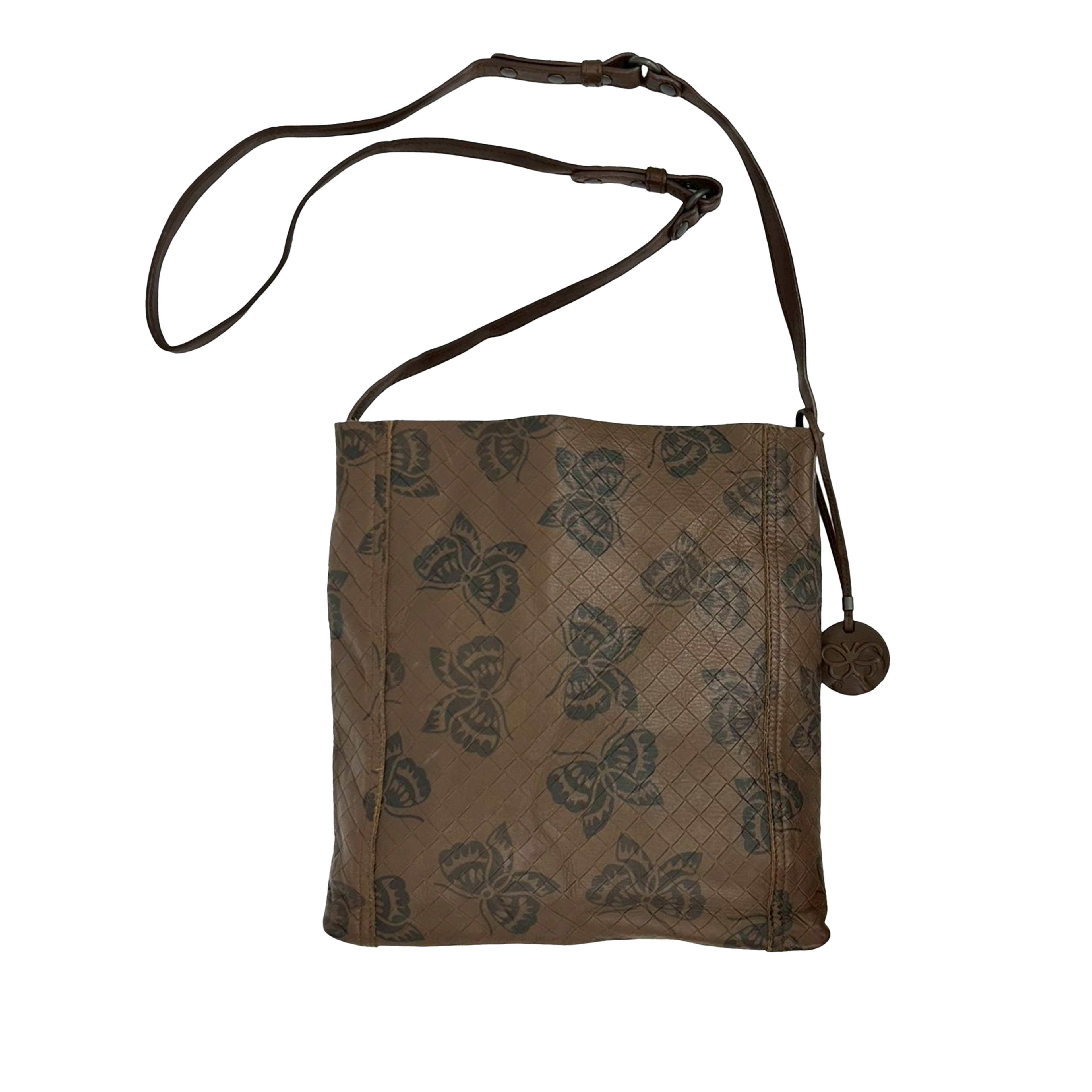 Bottega Veneta Leather Intrecciomirage Butterfly Crossbody, från Luxclusif, i färgen brun. Klicka för att öppna bilden i stort format