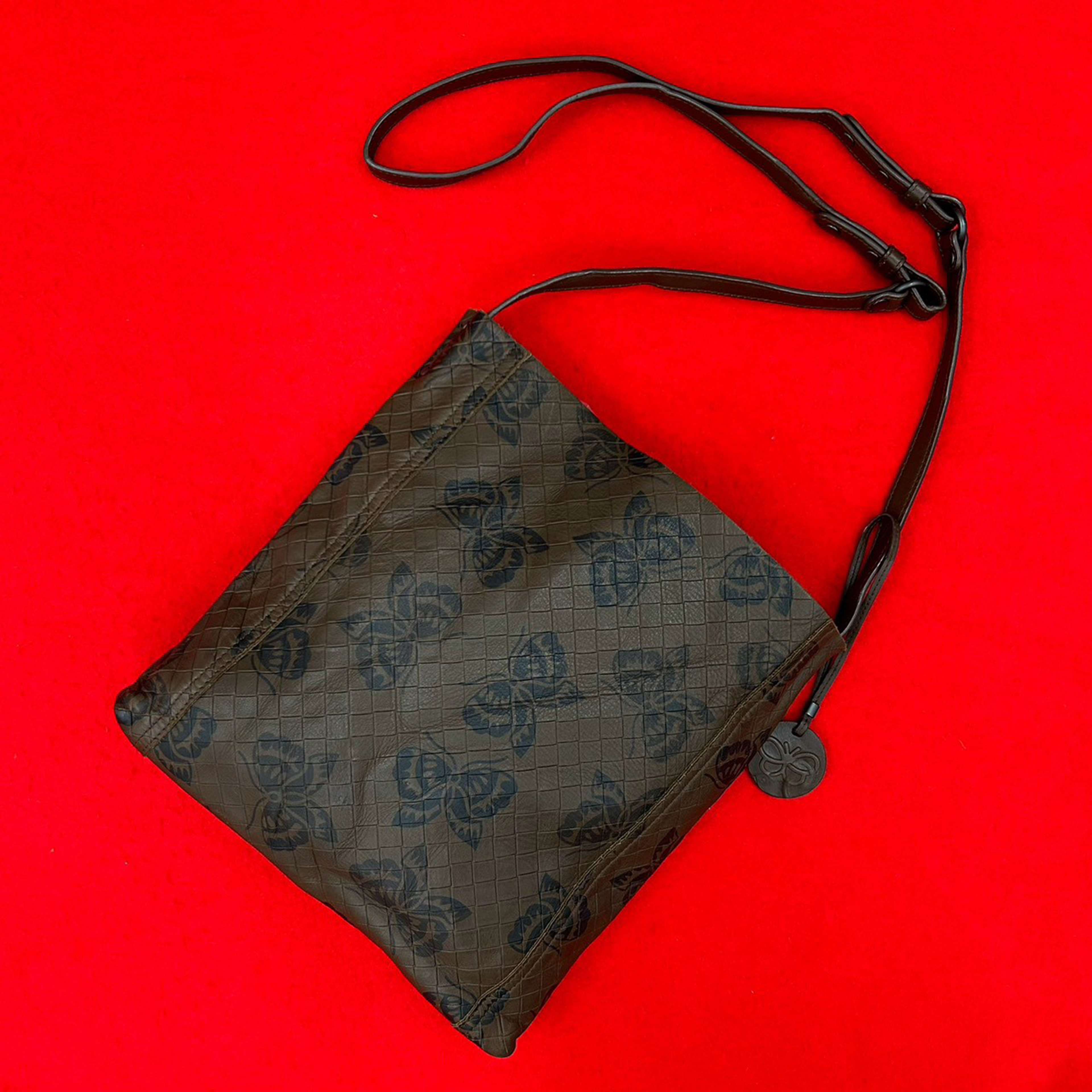 Bottega Veneta Leather Intrecciomirage Butterfly Crossbody, från Luxclusif, i färgen brun. Klicka för att öppna bilden i stort format