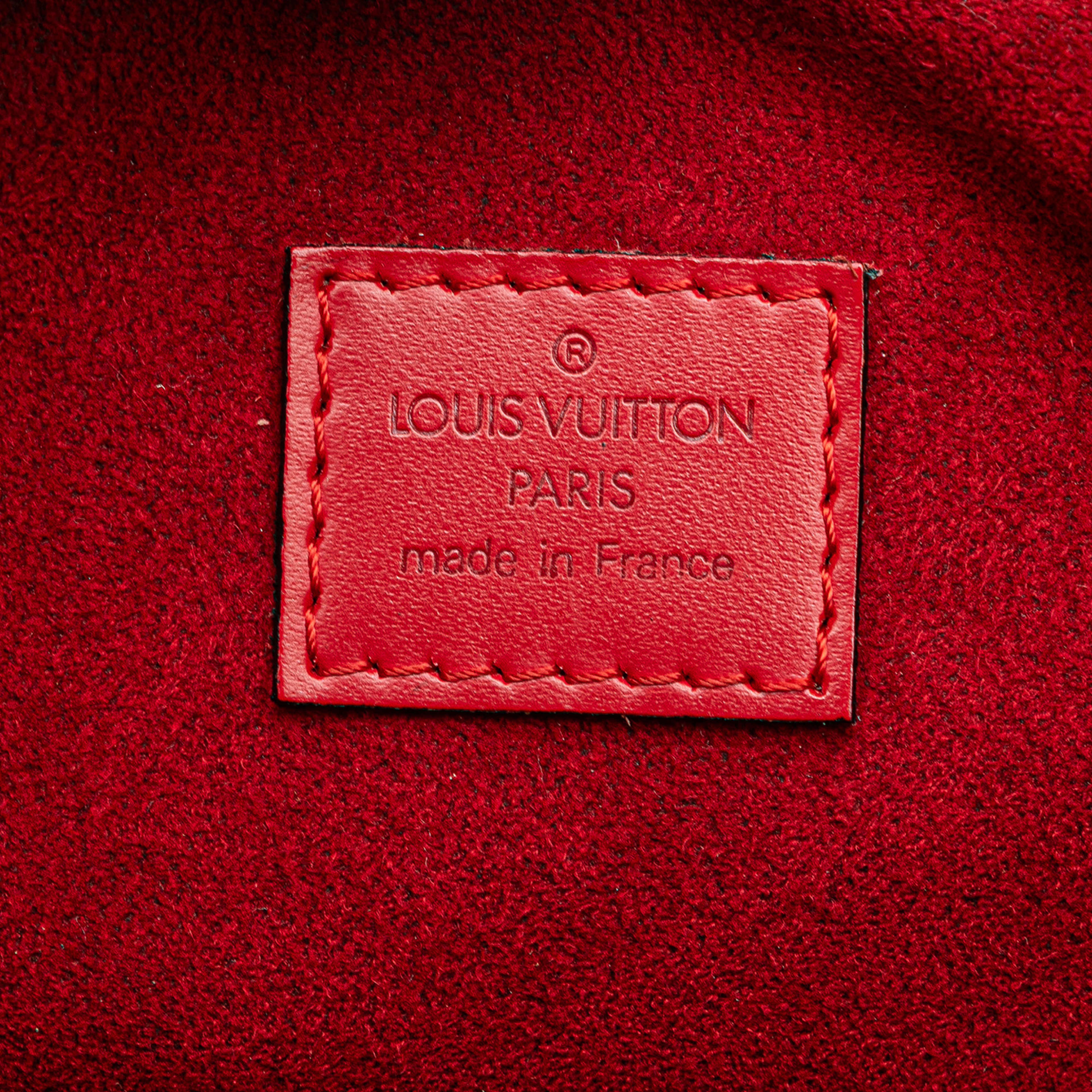 Louis Vuitton Epi Sablons, från Luxclusif, i färgen red. Klicka för att öppna bilden i stort format