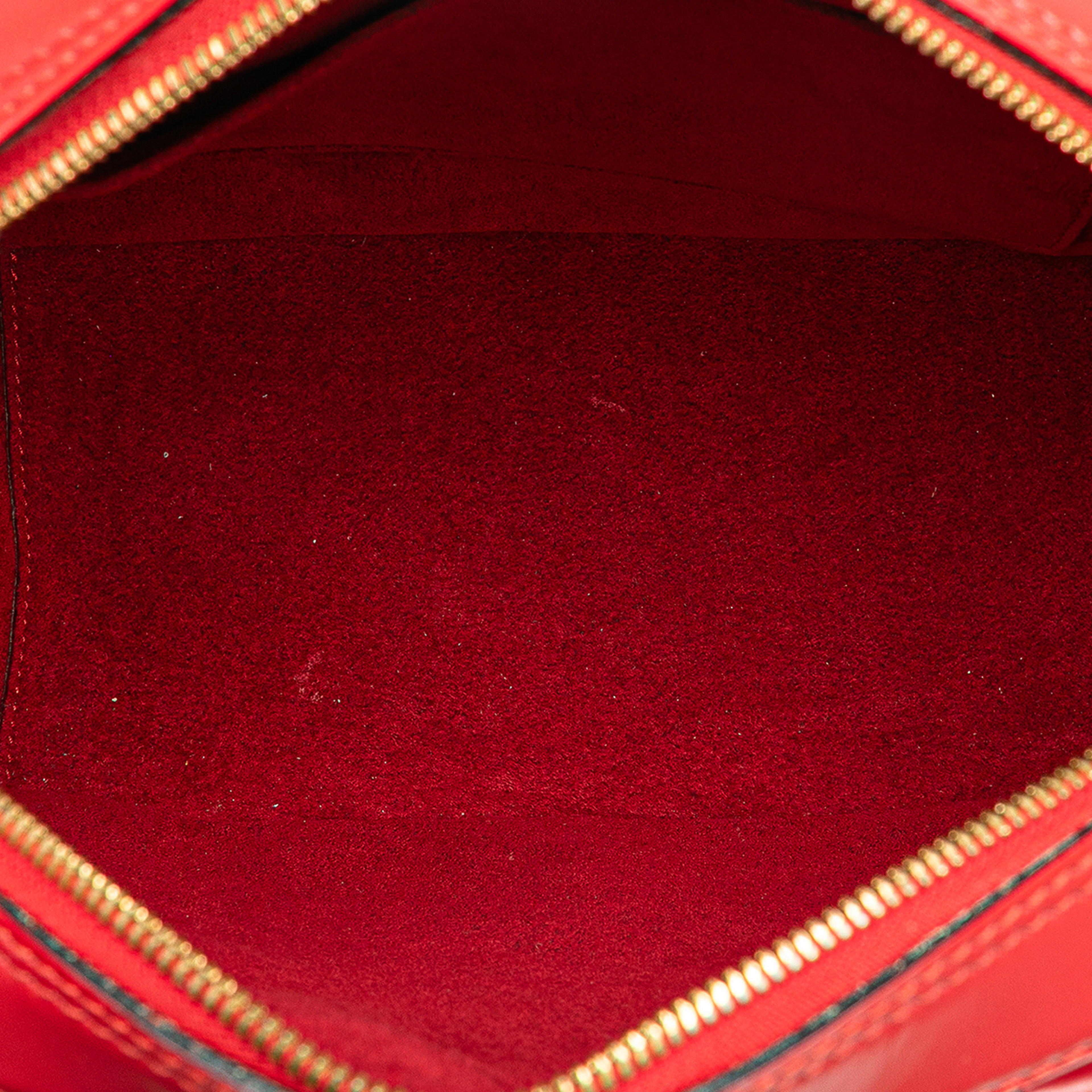 Louis Vuitton Epi Sablons, från Luxclusif, i färgen red. Klicka för att öppna bilden i stort format