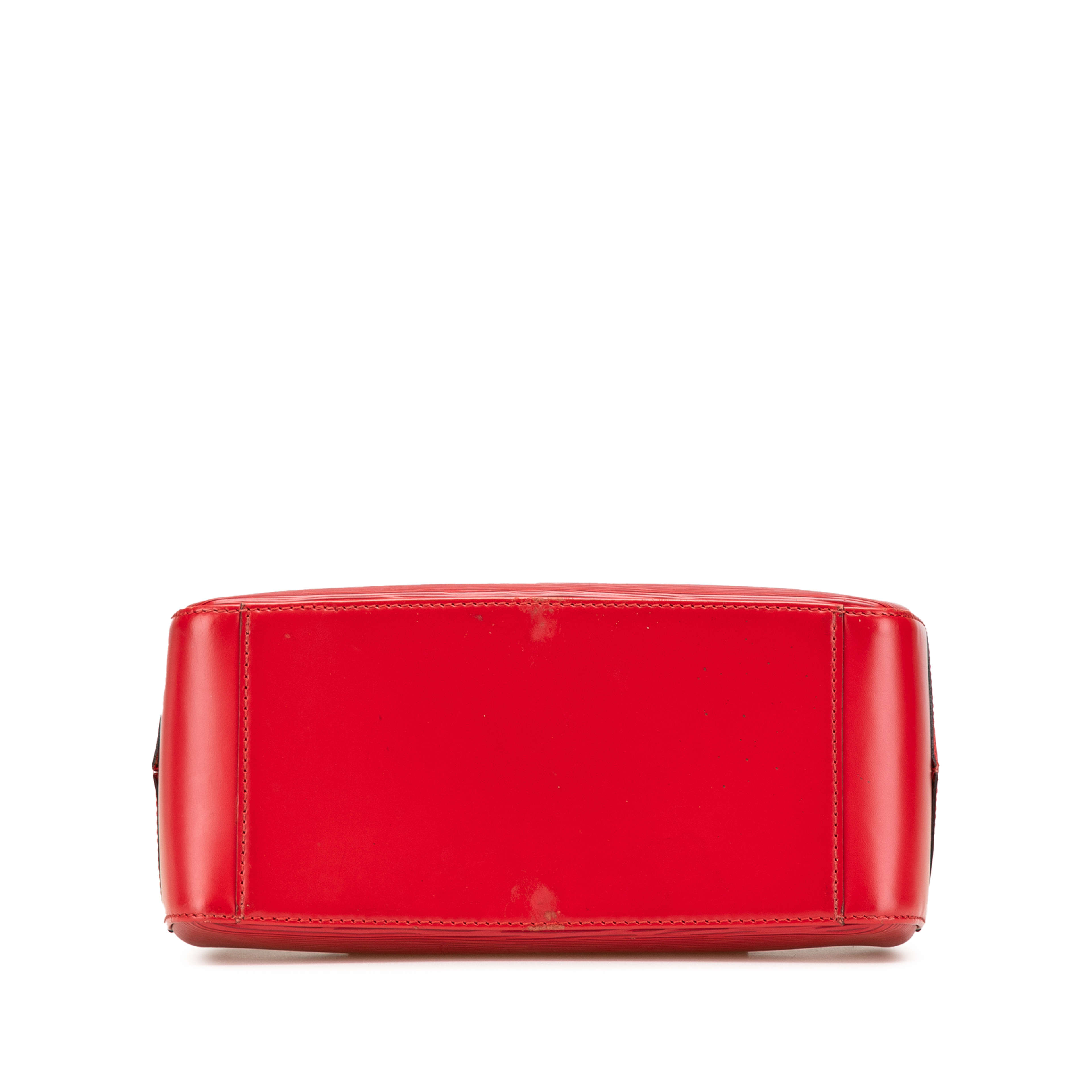 Louis Vuitton Epi Sablons, från Luxclusif, i färgen red. Klicka för att öppna bilden i stort format