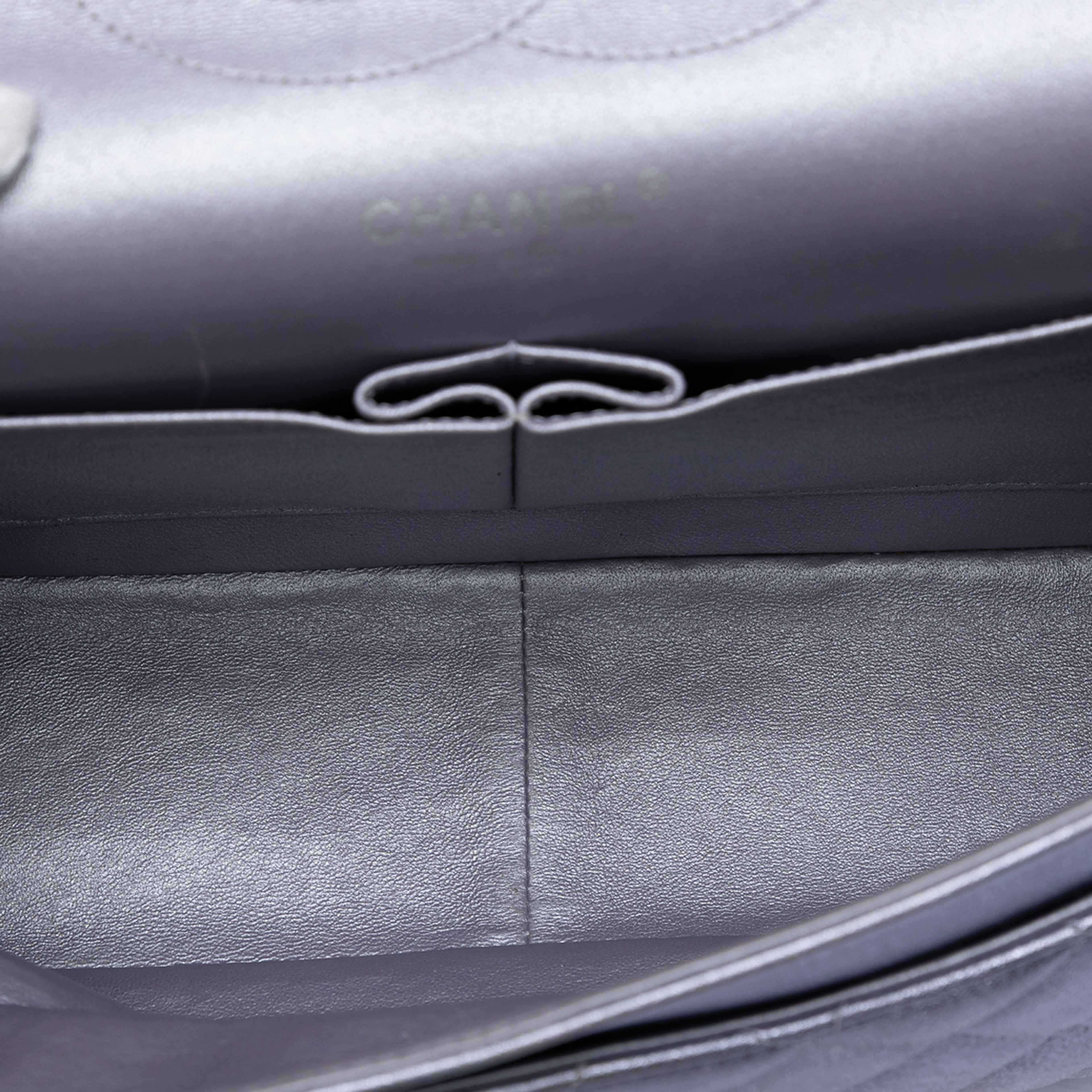 Chanel Jumbo Classic Metallic Lambskin Double Flap, från Luxclusif, i färgen light purple. Klicka för att öppna bilden i stort format