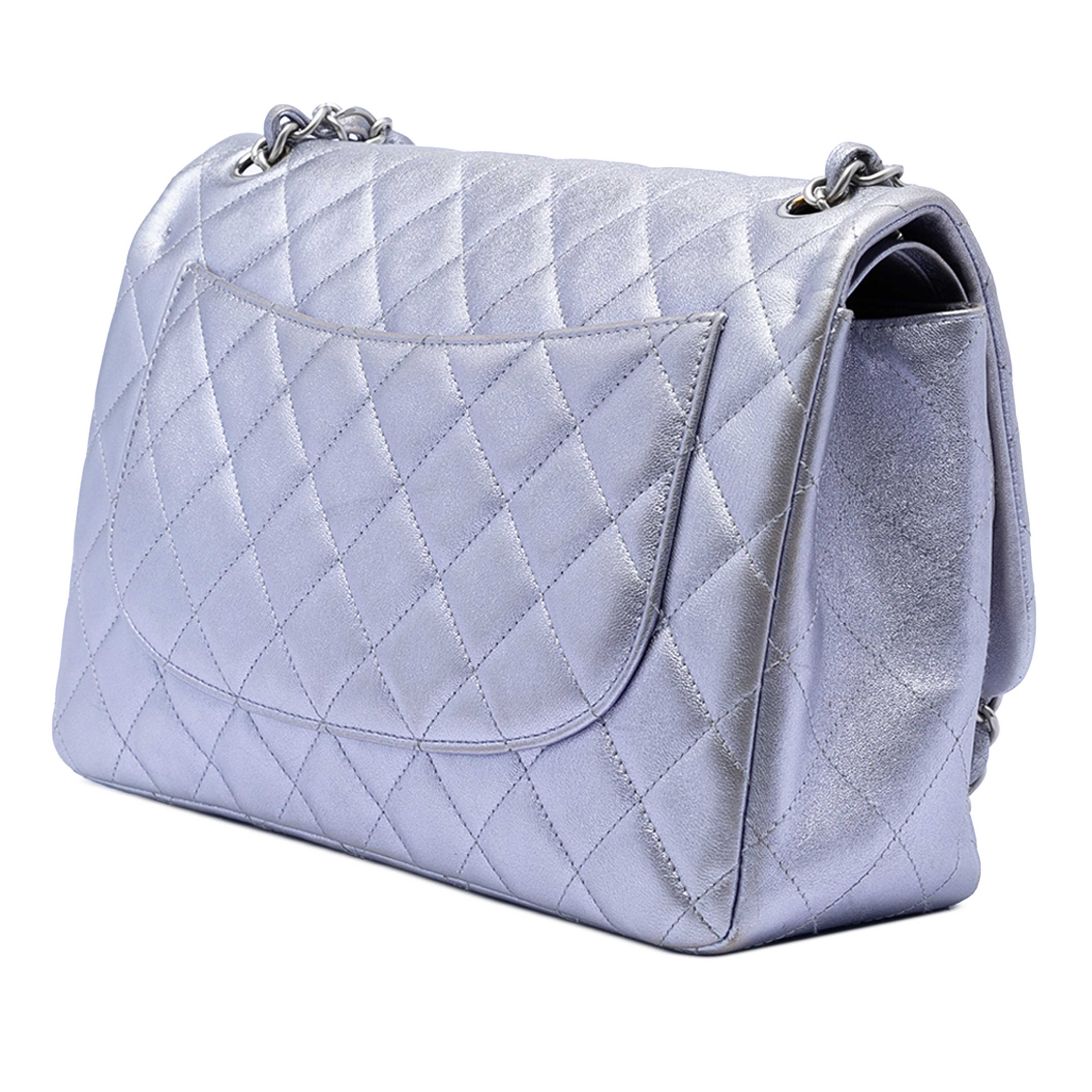 Chanel Jumbo Classic Metallic Lambskin Double Flap, från Luxclusif, i färgen light purple. Klicka för att öppna bilden i stort format