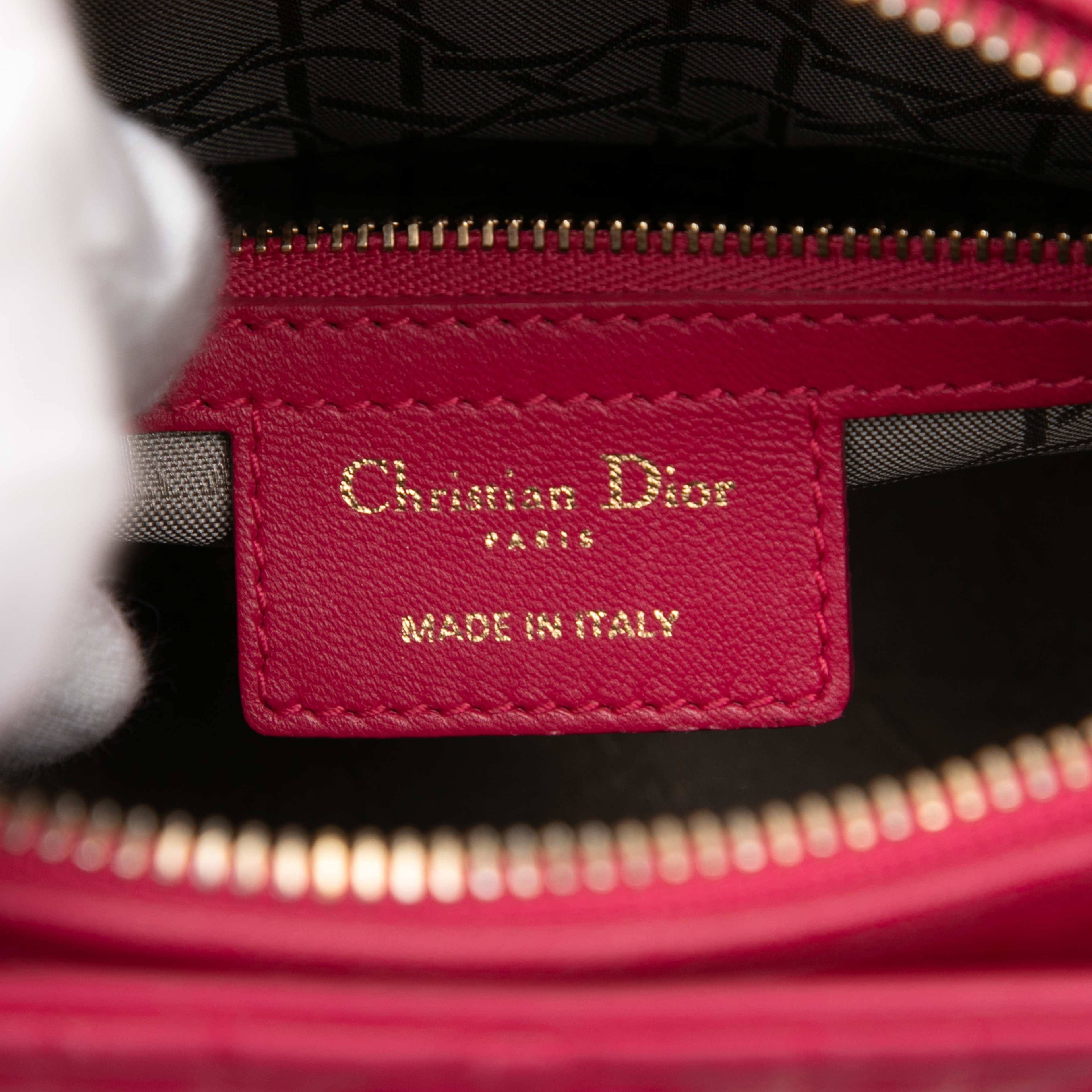 Dior Medium Lambskin Cannage Lady Dior, från Luxclusif, i färgen dark pink. Klicka för att öppna bilden i stort format