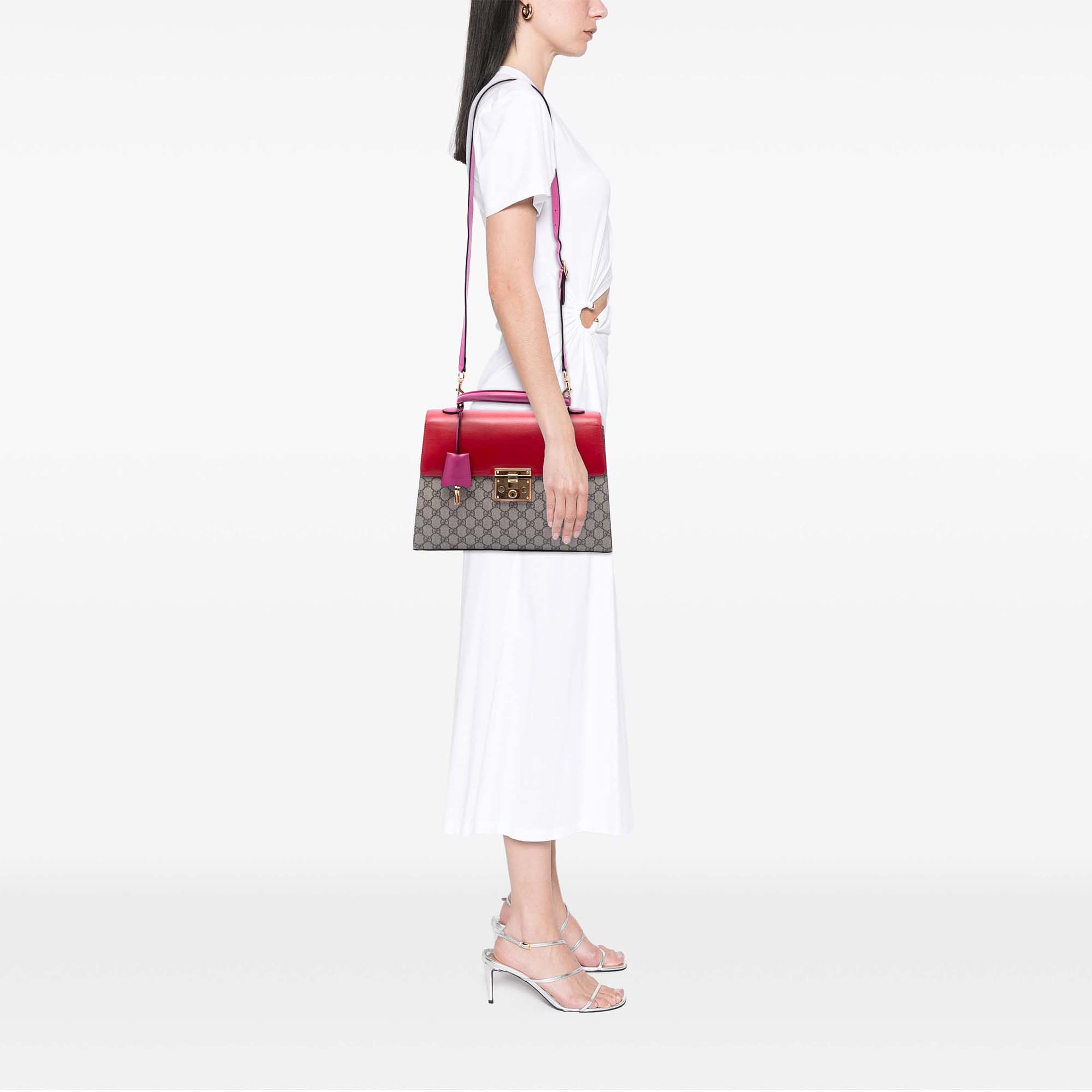 Gucci Gg Supreme Padlock Top Handle Bag, från Luxclusif, i färgen röd. Klicka för att öppna bilden i stort format