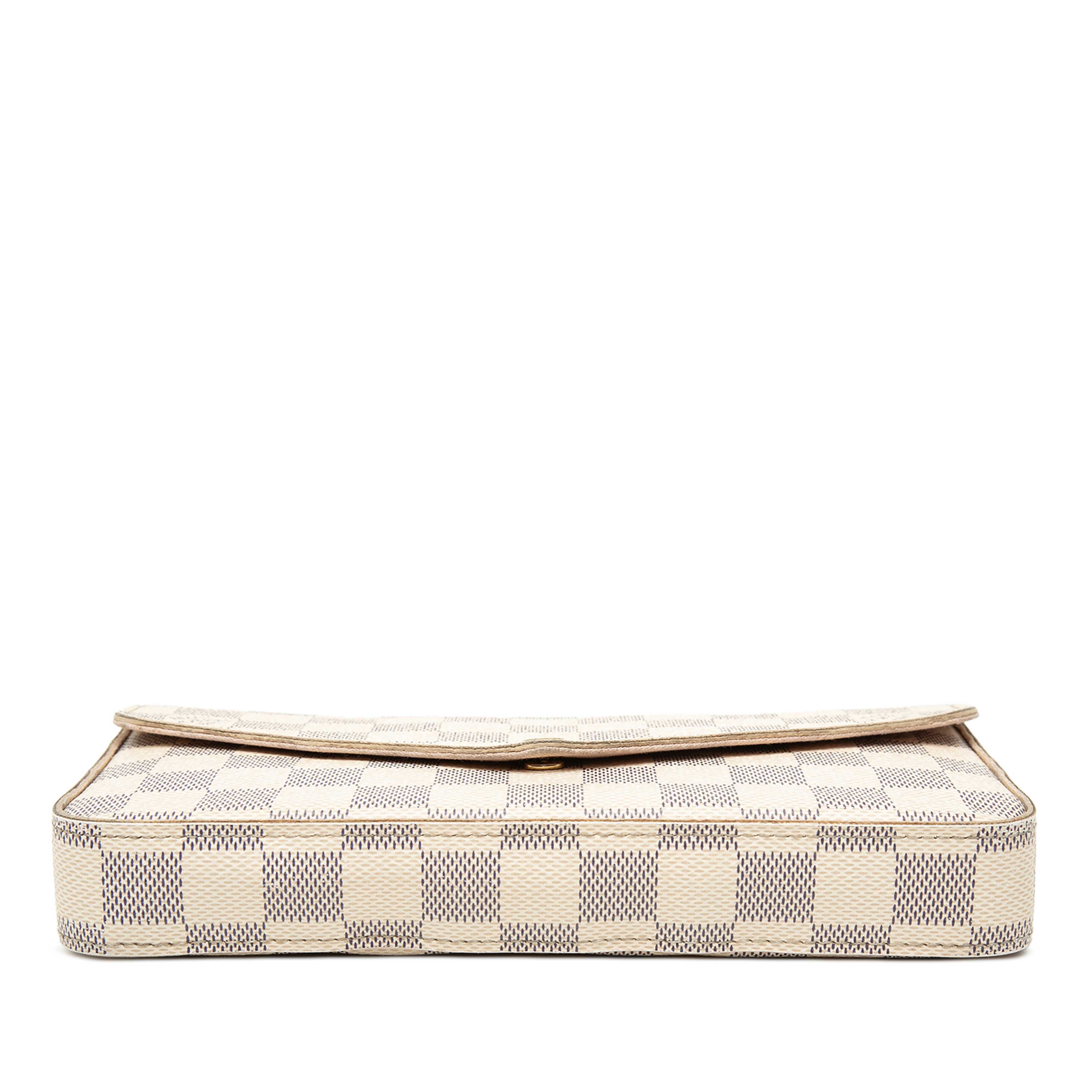 Louis Vuitton Damier Azur Pochette Felicie, från Luxclusif, i färgen vit. Klicka för att öppna bilden i stort format