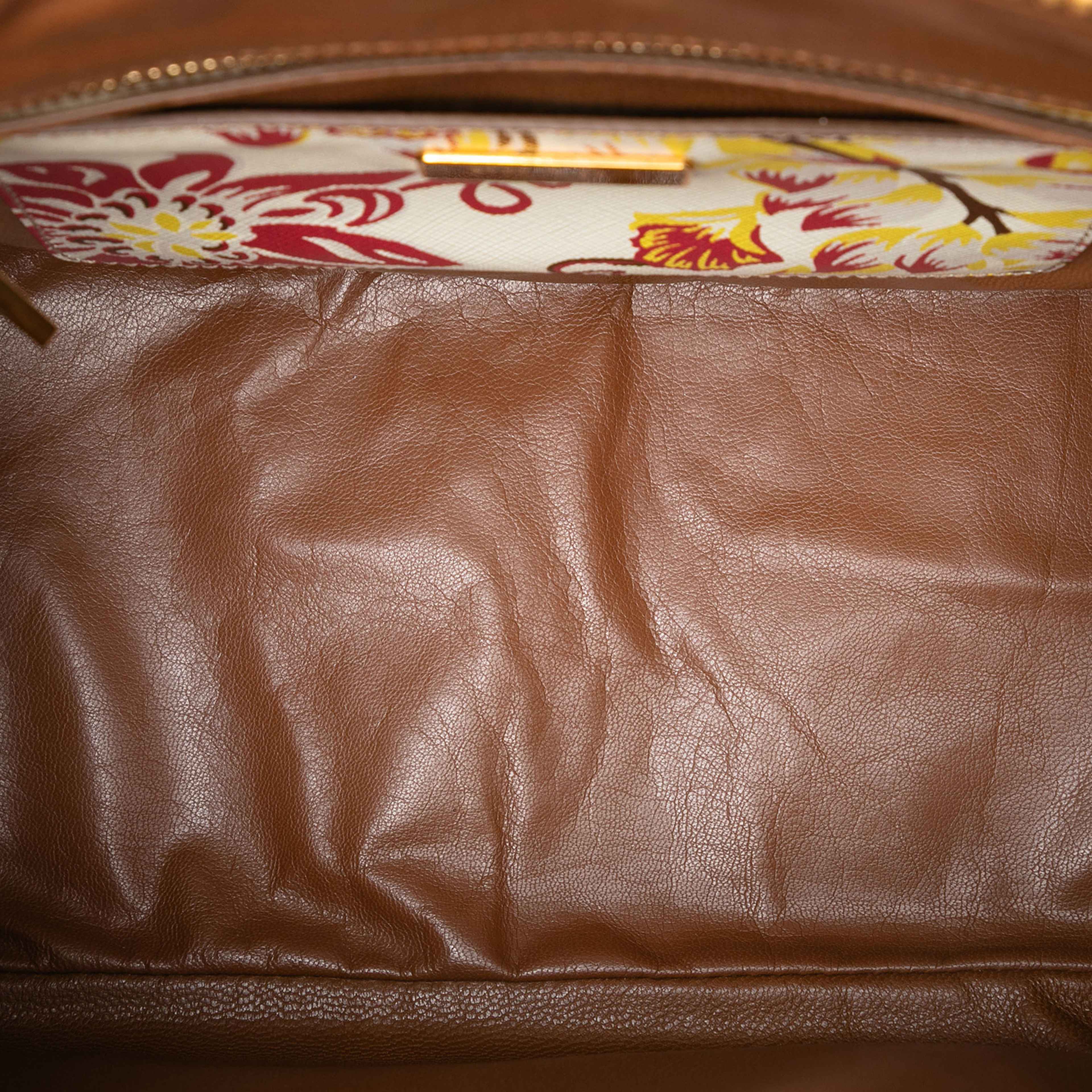 Prada Large Saffiano Lux Floral Print Promenade Front Pocket Satchel, från Luxclusif, i färgen white. Klicka för att öppna bilden i stort format