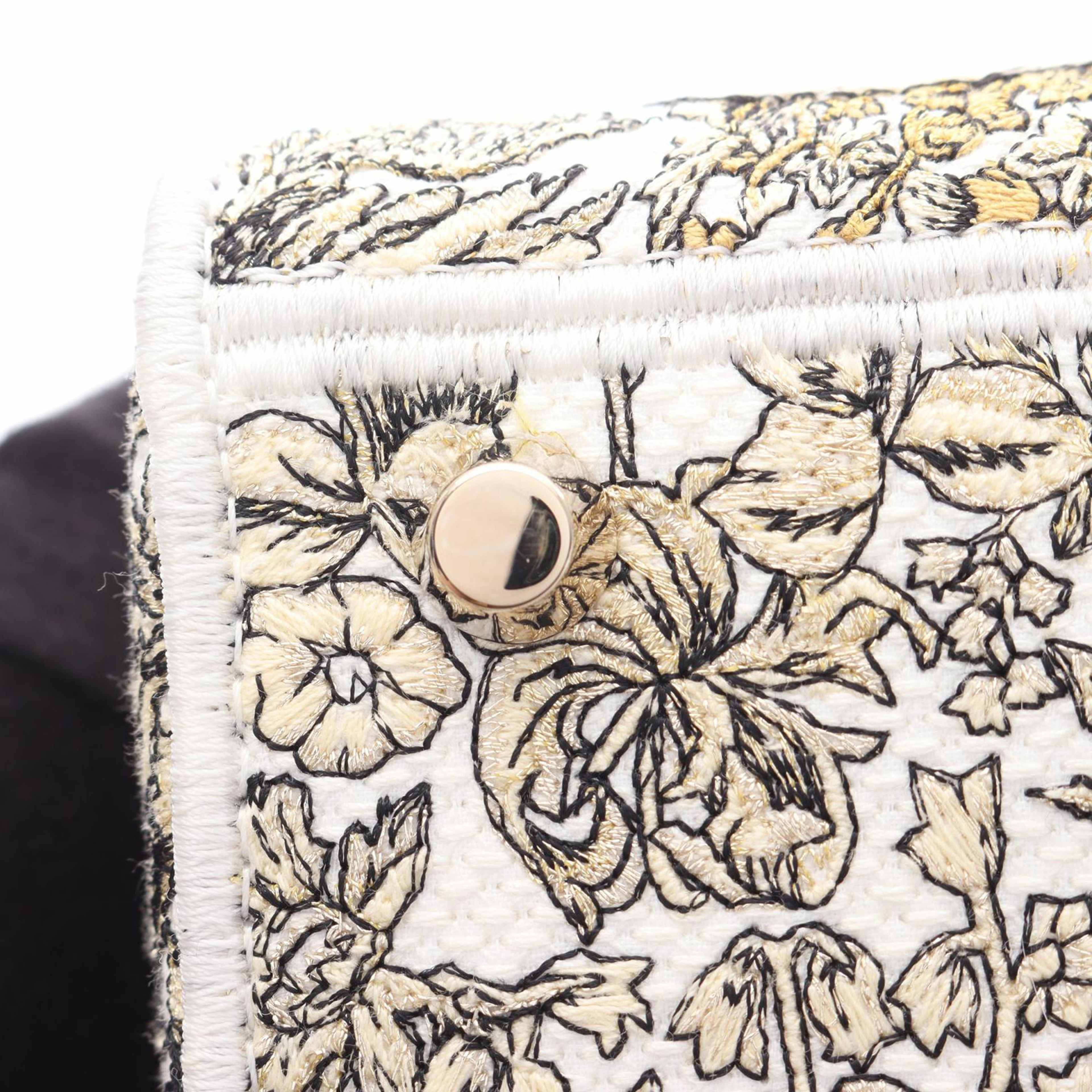 Dior Medium Embroidered Canvas Around The World Stella Lady D-lite, från Luxclusif, i färgen white. Klicka för att öppna bilden i stort format
