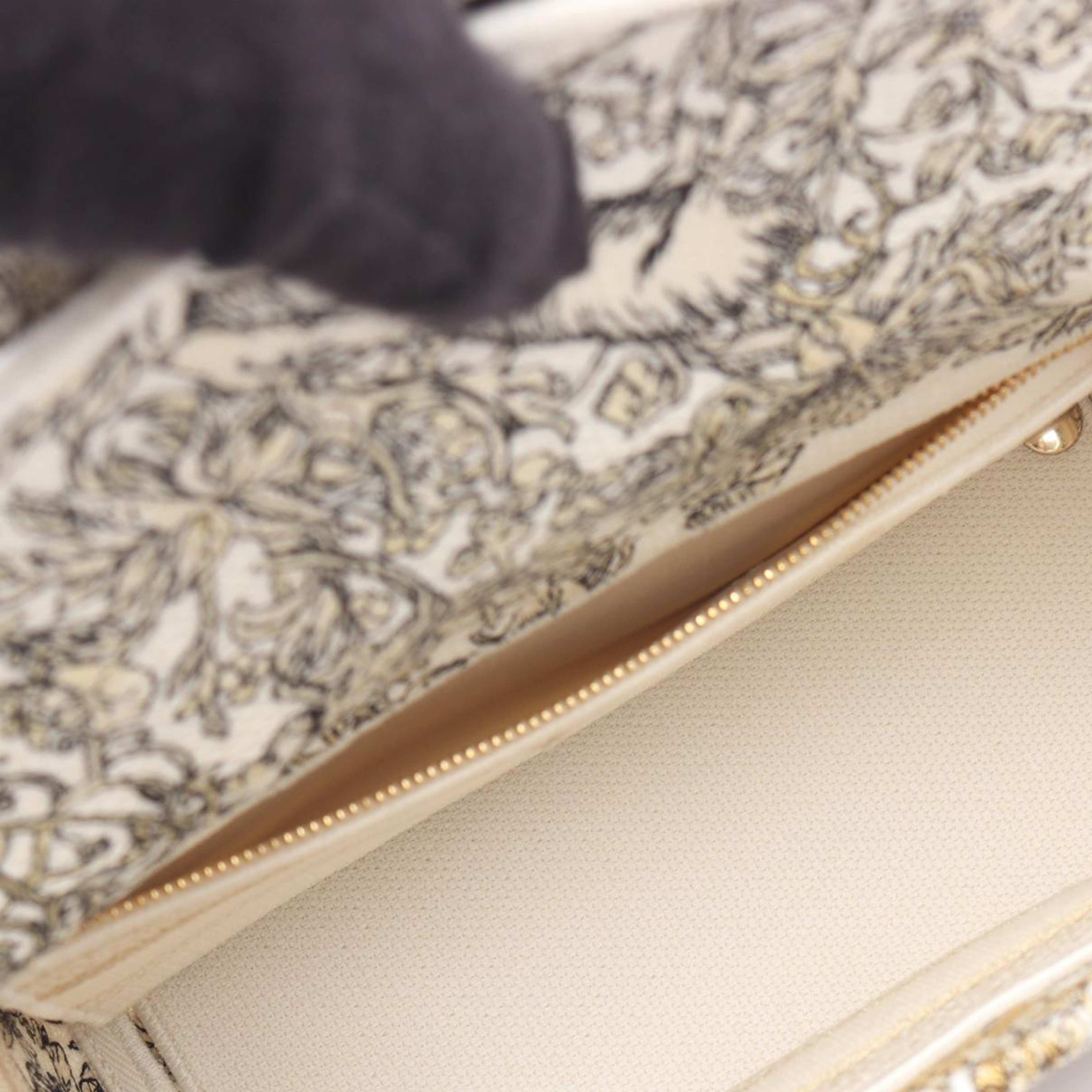 Dior Medium Embroidered Canvas Around The World Stella Lady D-lite, från Luxclusif, i färgen white. Klicka för att öppna bilden i stort format