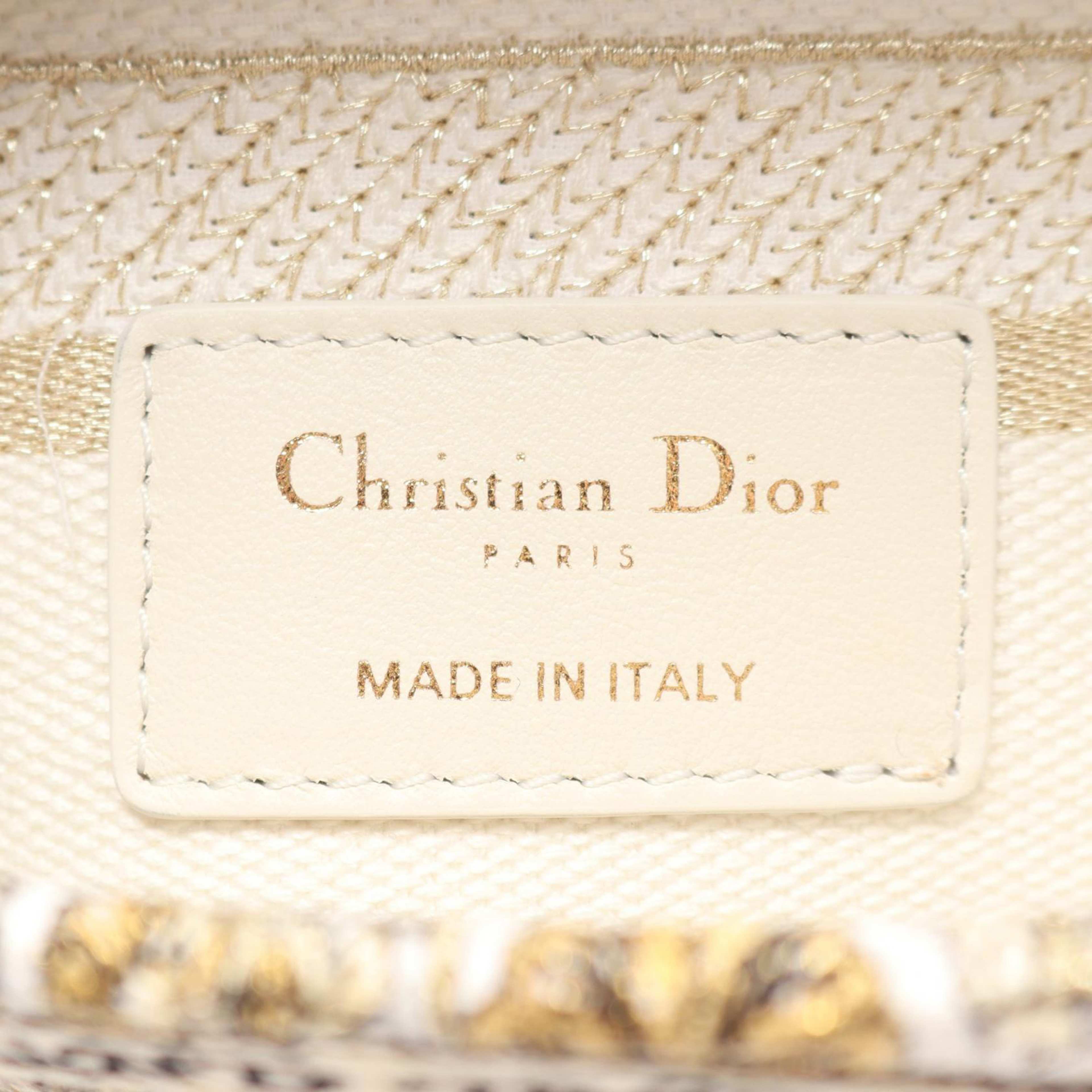 Dior Medium Embroidered Canvas Around The World Stella Lady D-lite, från Luxclusif, i färgen white. Klicka för att öppna bilden i stort format