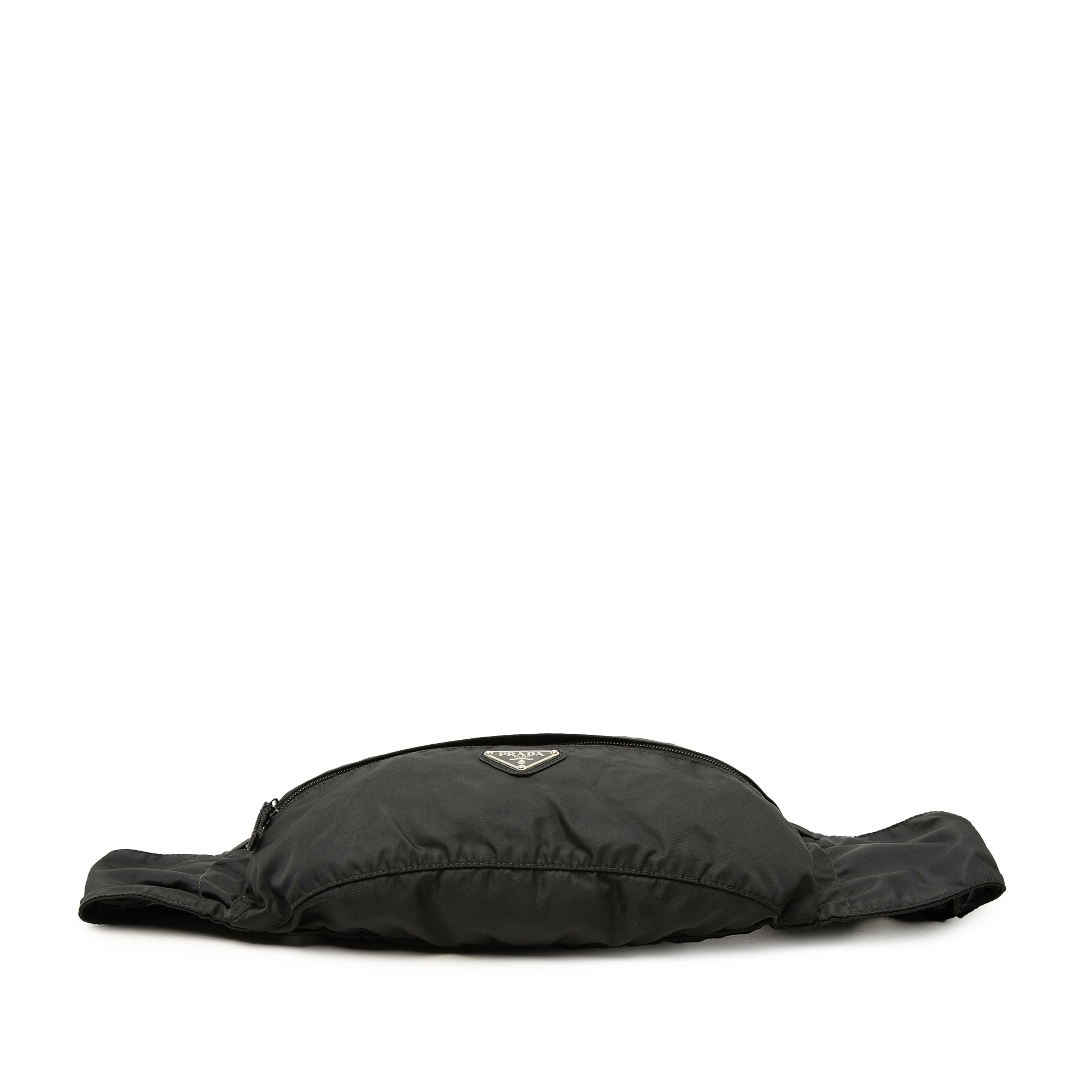 Prada Tessuto Belt Bag, från Luxclusif, i färgen svart. Klicka för att öppna bilden i stort format