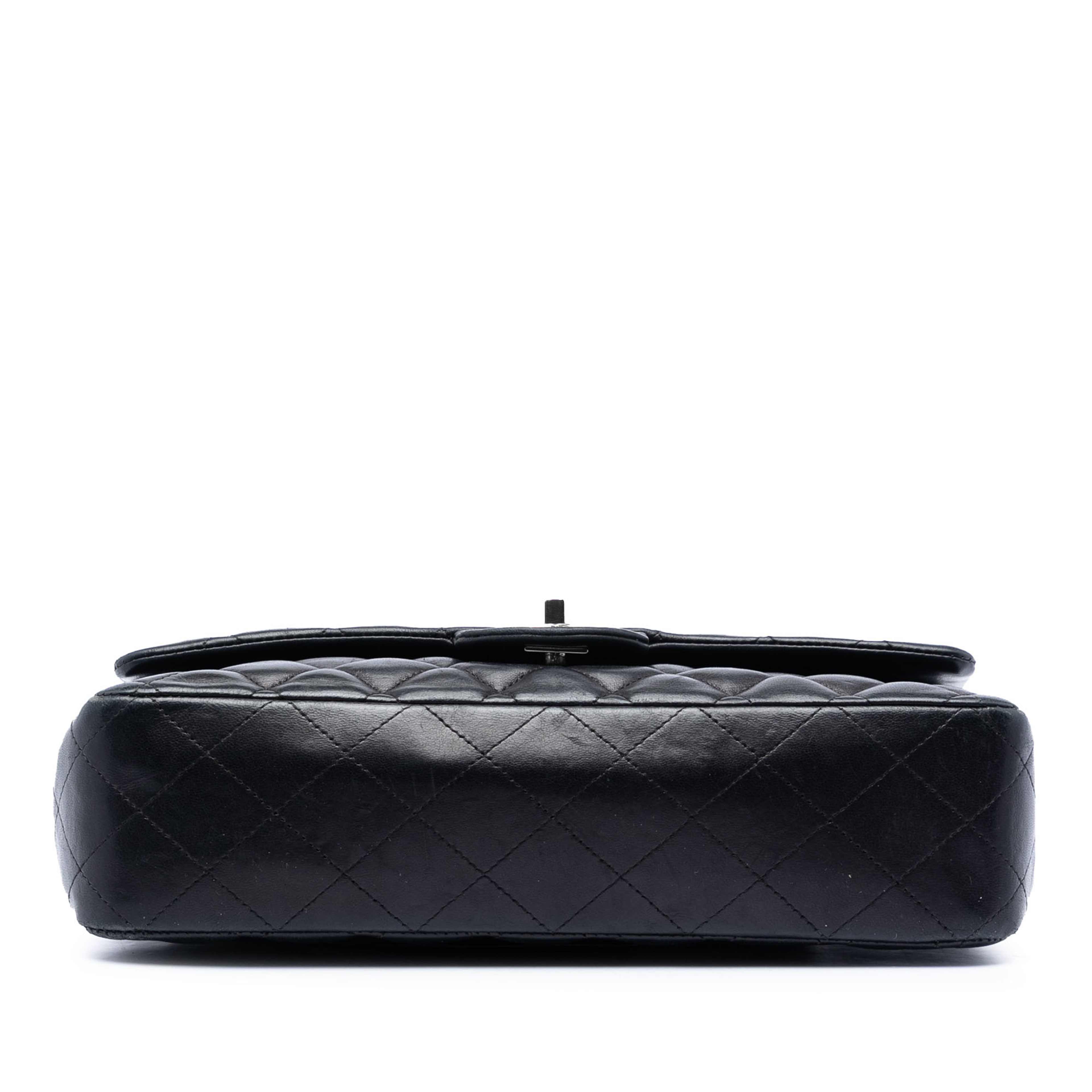 Chanel Medium Classic Lambskin Double Flap, från Luxclusif, i färgen black. Klicka för att öppna bilden i stort format