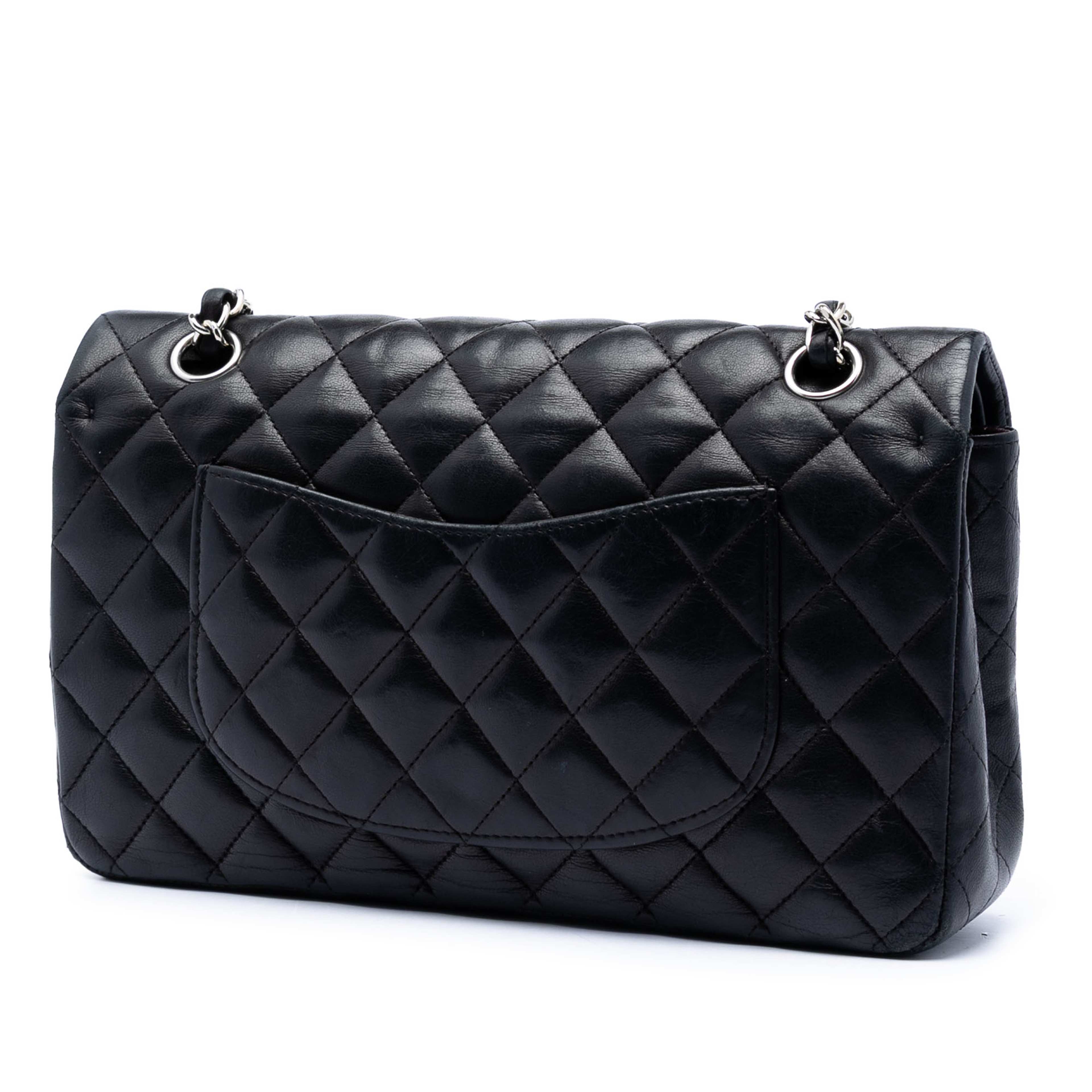Chanel Medium Classic Lambskin Double Flap, från Luxclusif, i färgen black. Klicka för att öppna bilden i stort format