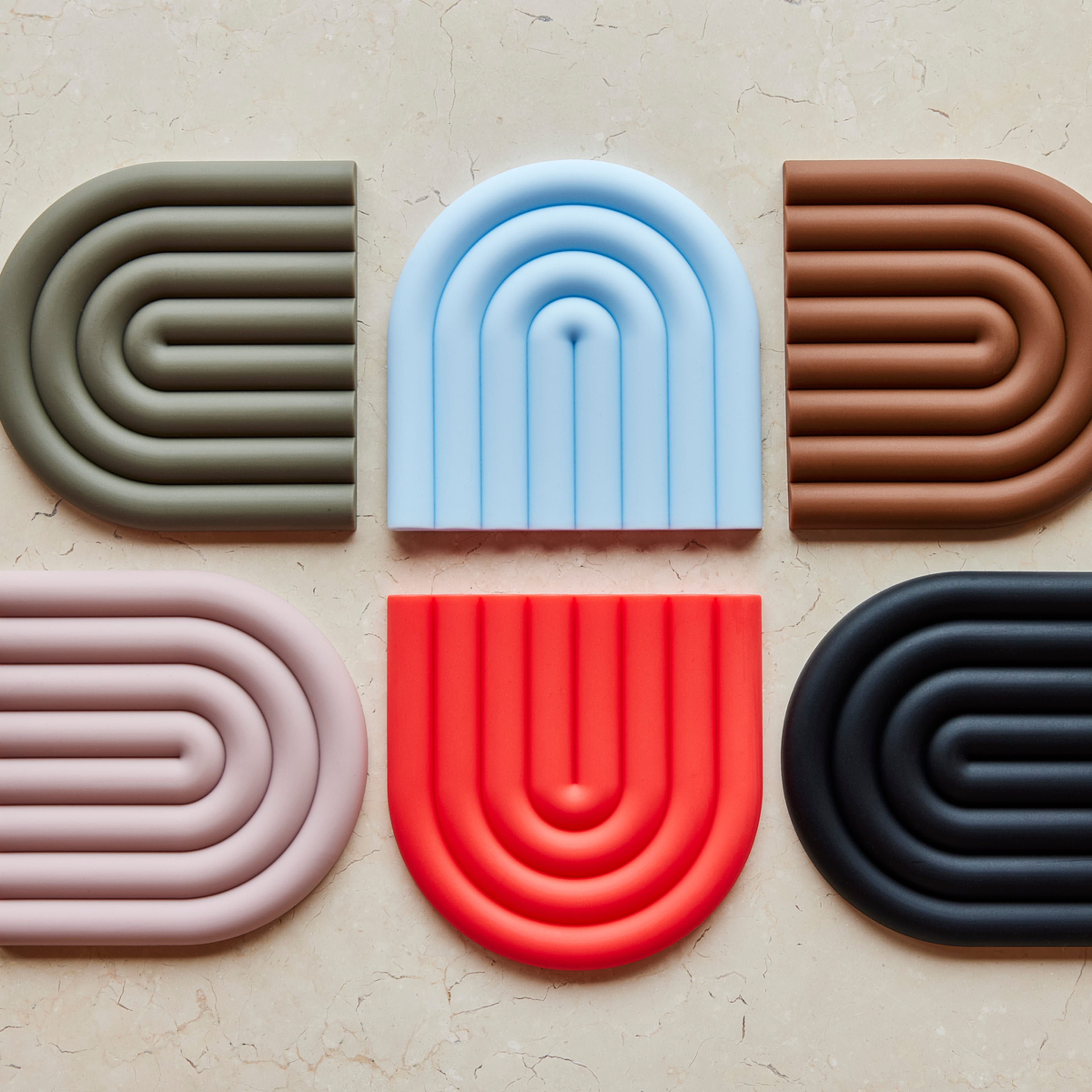 Rainbow Trivet, från OYOY Living, i färgen rose. Klicka för att öppna bilden i stort format