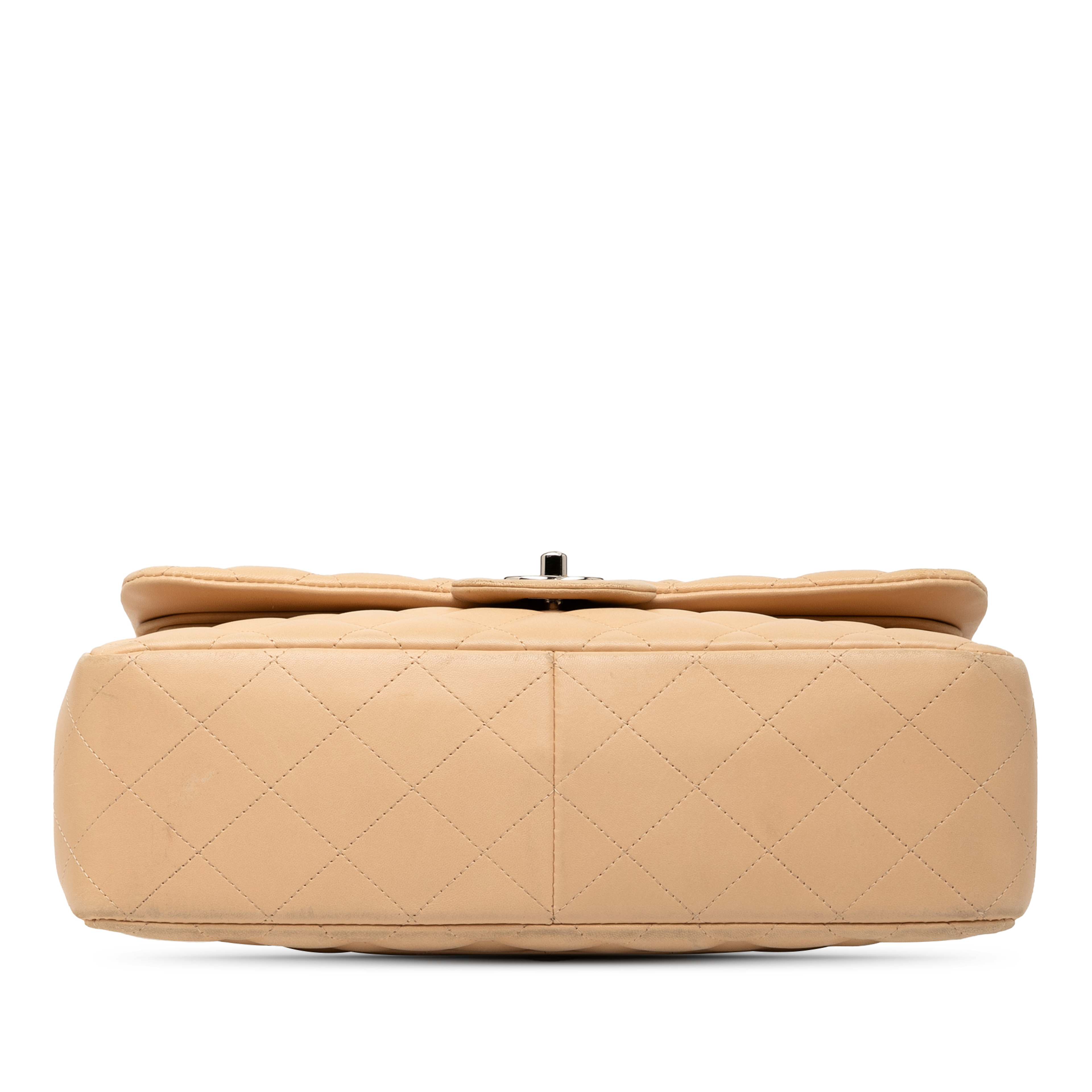 Chanel Jumbo Classic Lambskin Double Flap, från Luxclusif, i färgen beige. Klicka för att öppna bilden i stort format