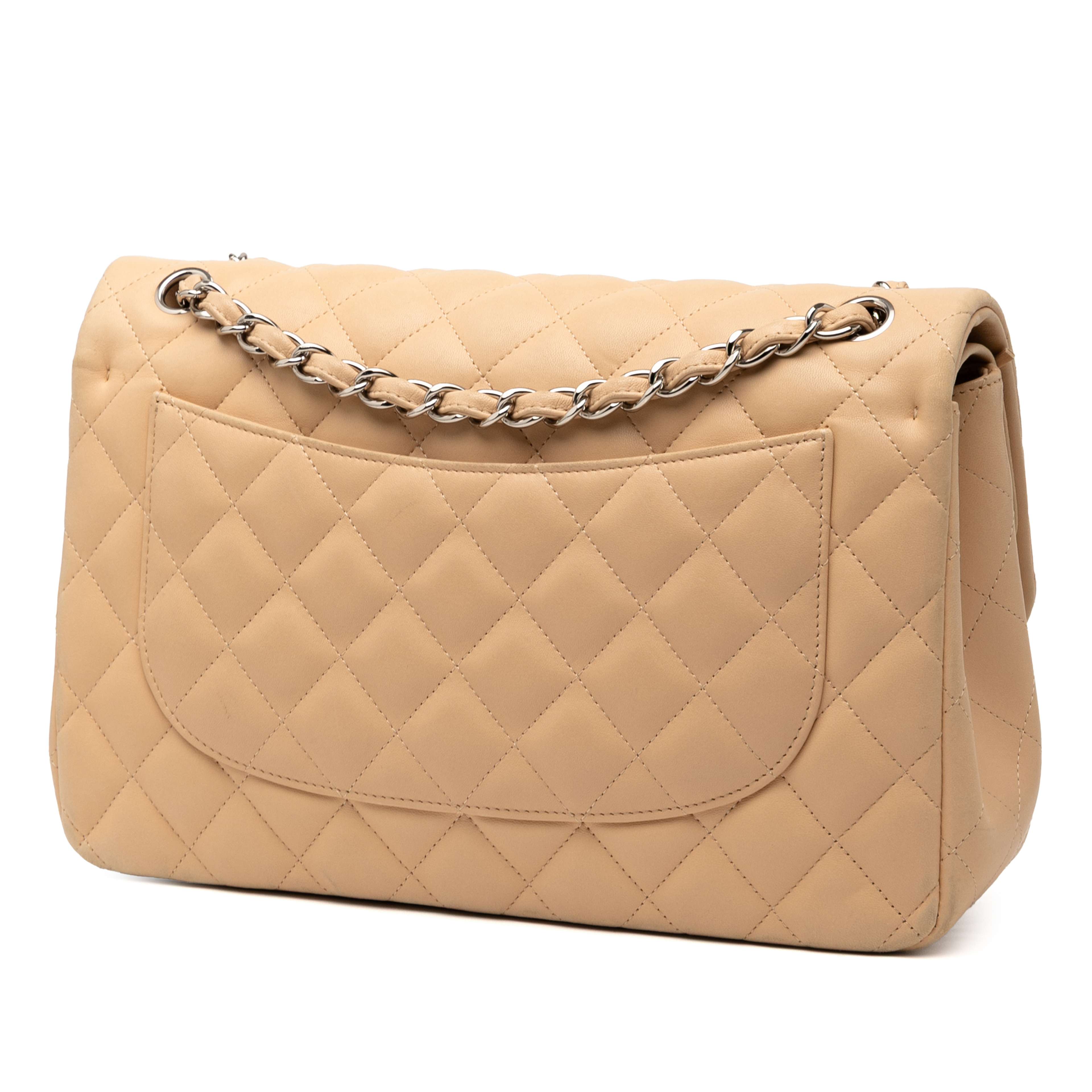 Chanel Jumbo Classic Lambskin Double Flap, från Luxclusif, i färgen beige. Klicka för att öppna bilden i stort format
