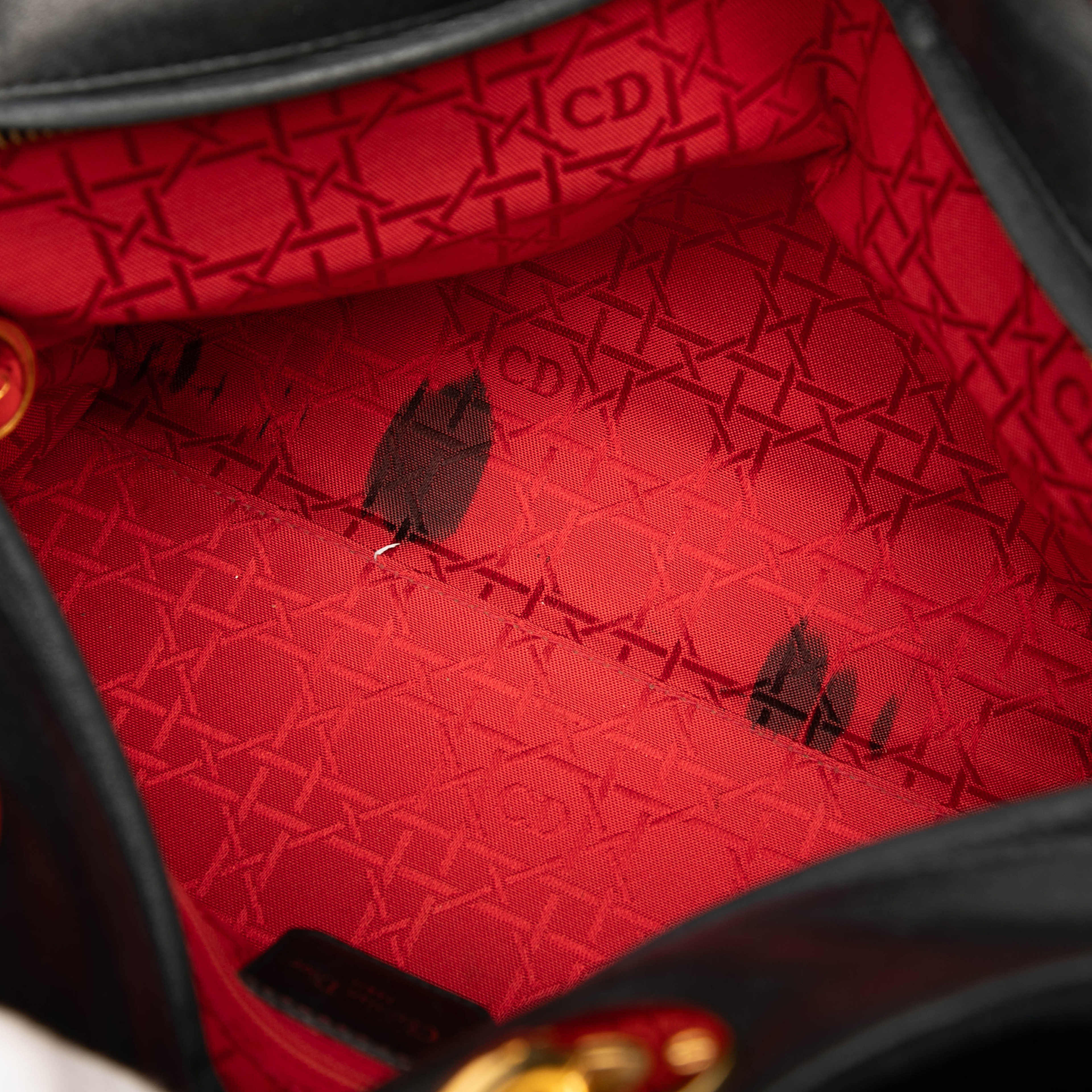 Dior Large Suede Cannage Lady Dior, från Luxclusif, i färgen black. Klicka för att öppna bilden i stort format