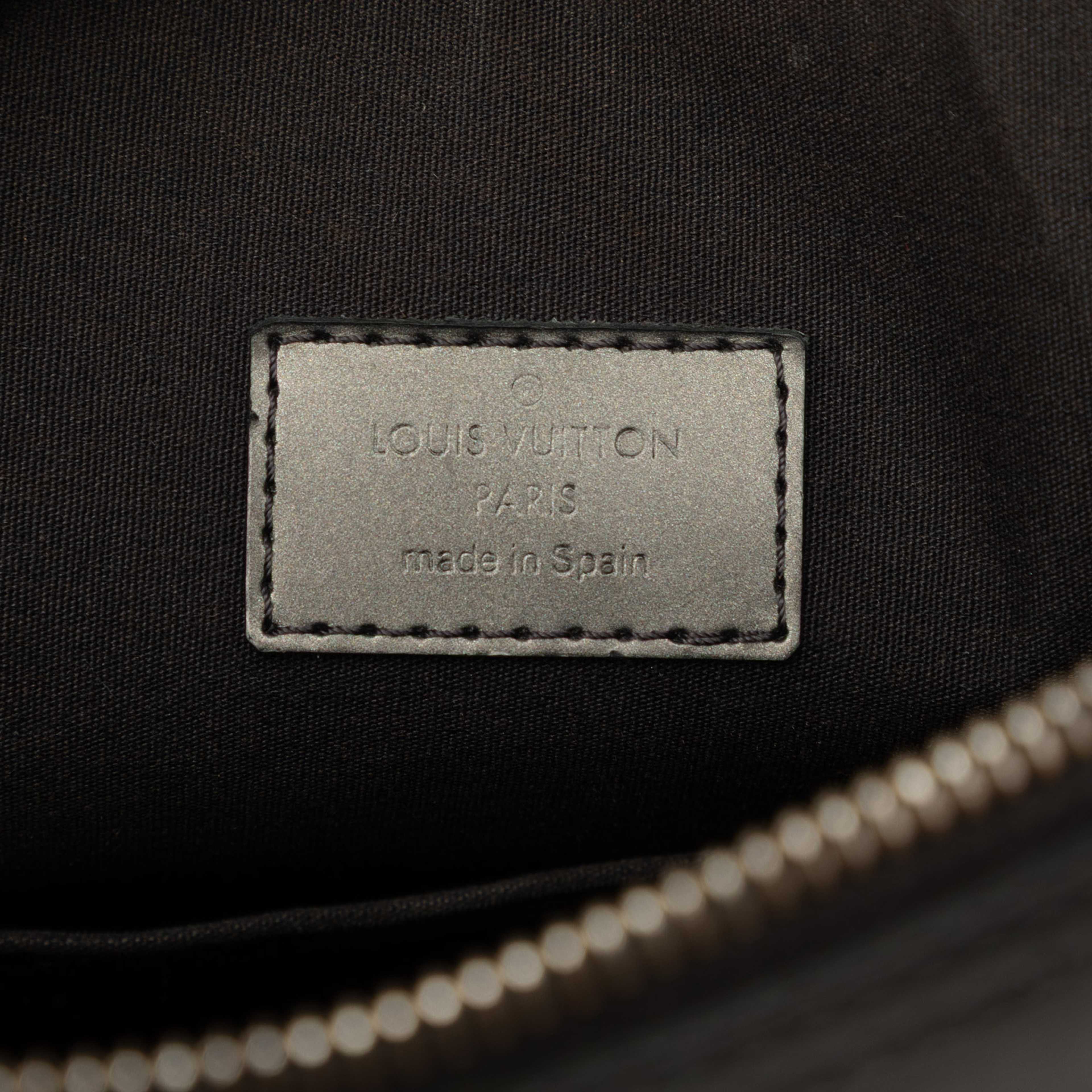 Louis Vuitton Monogram Mat Sutter, från Luxclusif, i färgen grå. Klicka för att öppna bilden i stort format
