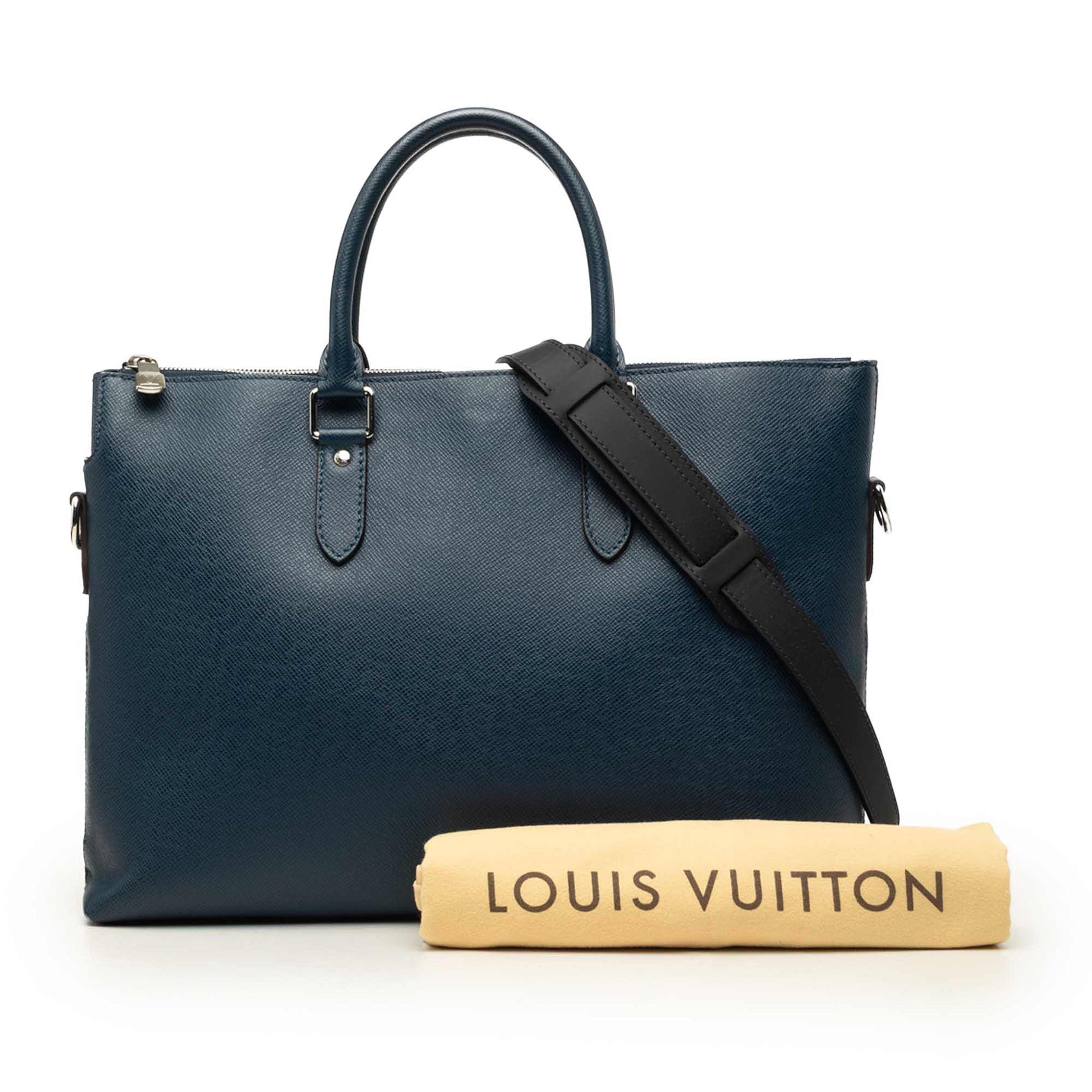 Louis Vuitton Taiga Anton Soft Briefcase, från Luxclusif, i färgen blå. Klicka för att öppna bilden i stort format