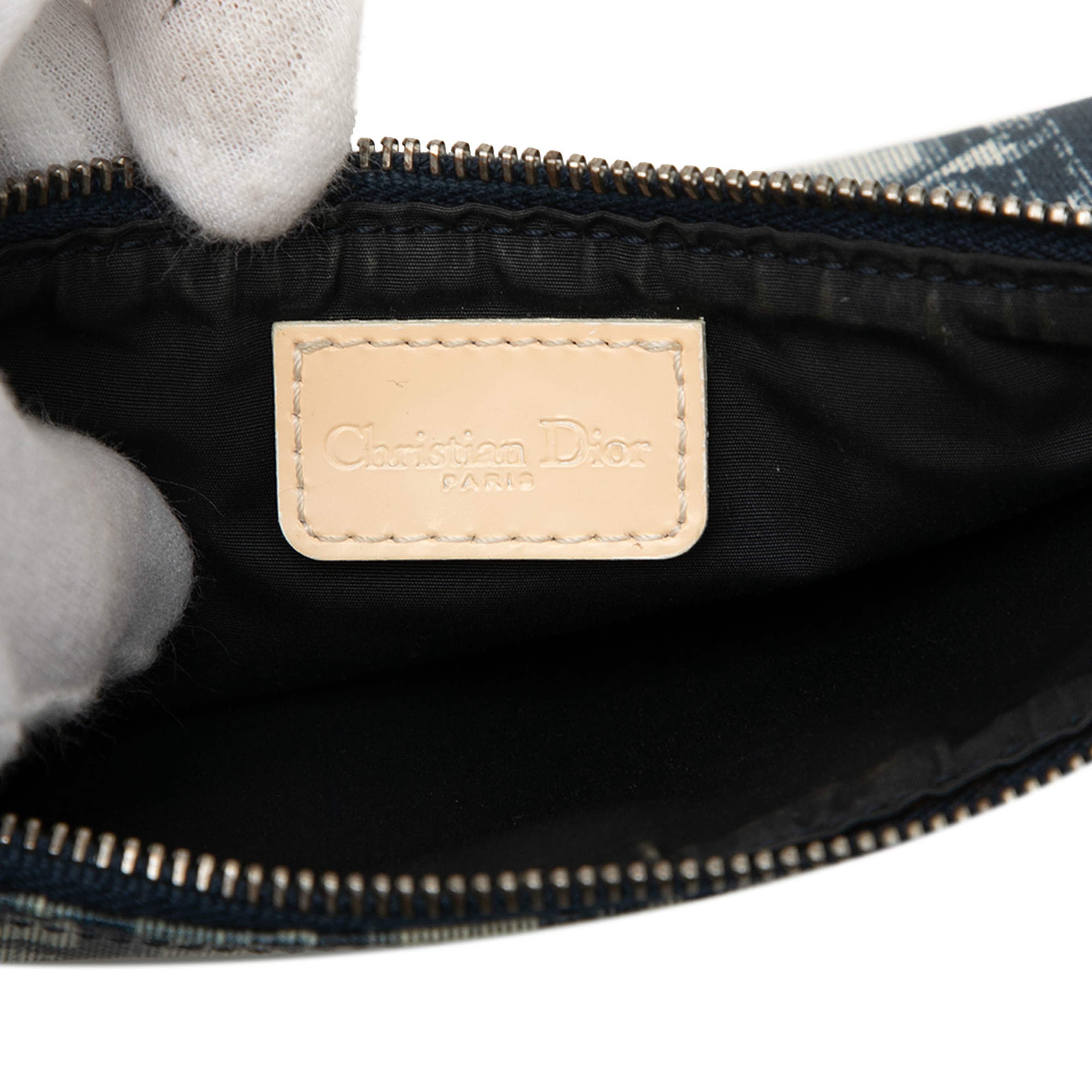 Dior Mini Diorissimo Coated Canvas Saddle Pochette, från Luxclusif, i färgen blue. Klicka för att öppna bilden i stort format